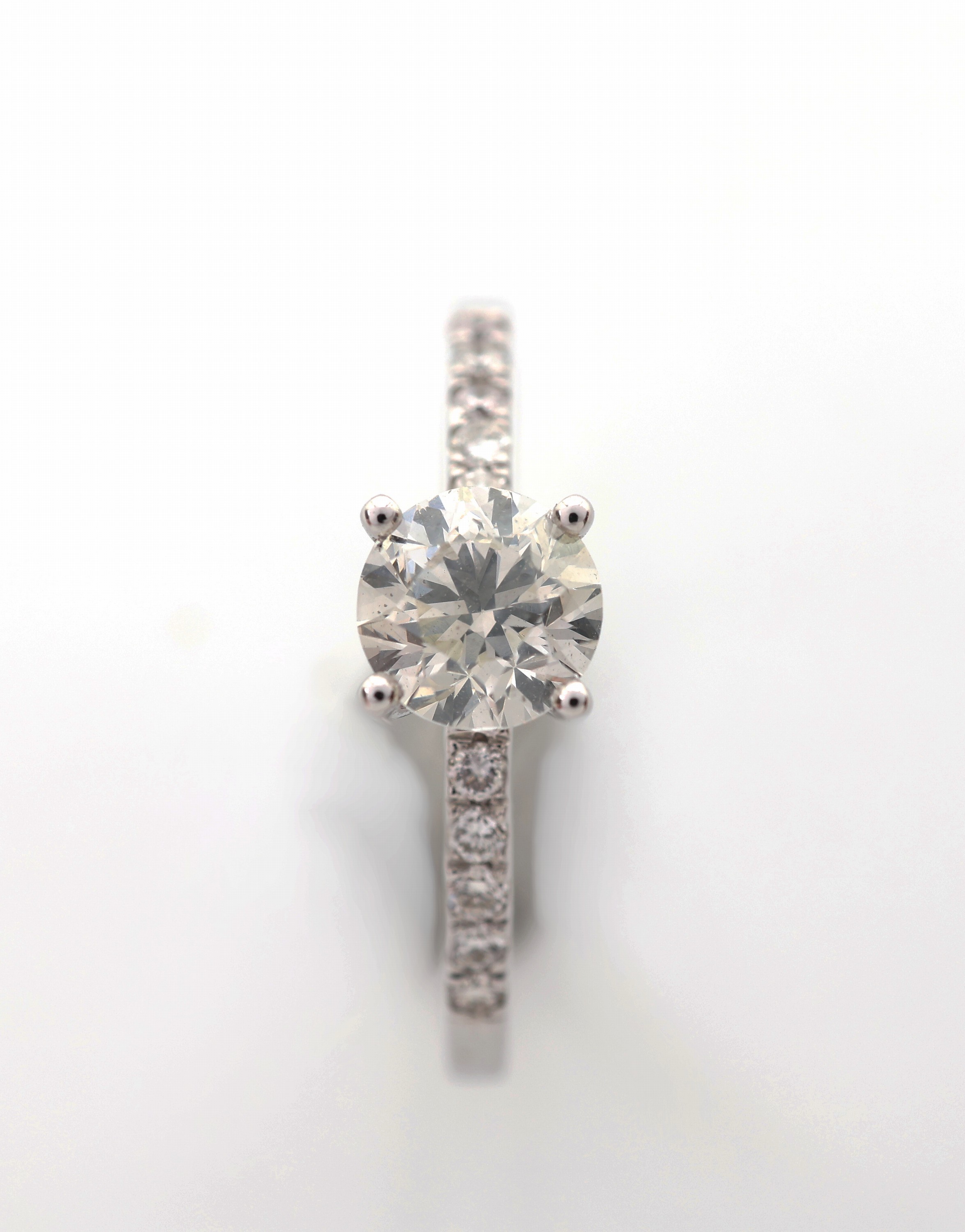 Detail a: 14 kt Gold Brillant Ring, WG 585/000, Brillant ca. 0.81 ct l.get.Weiss(J)/si2, umgeben von 10 Brillant zus. ca. 0.12 ct feines Weiss/vs1-vs2, RW 56, ...