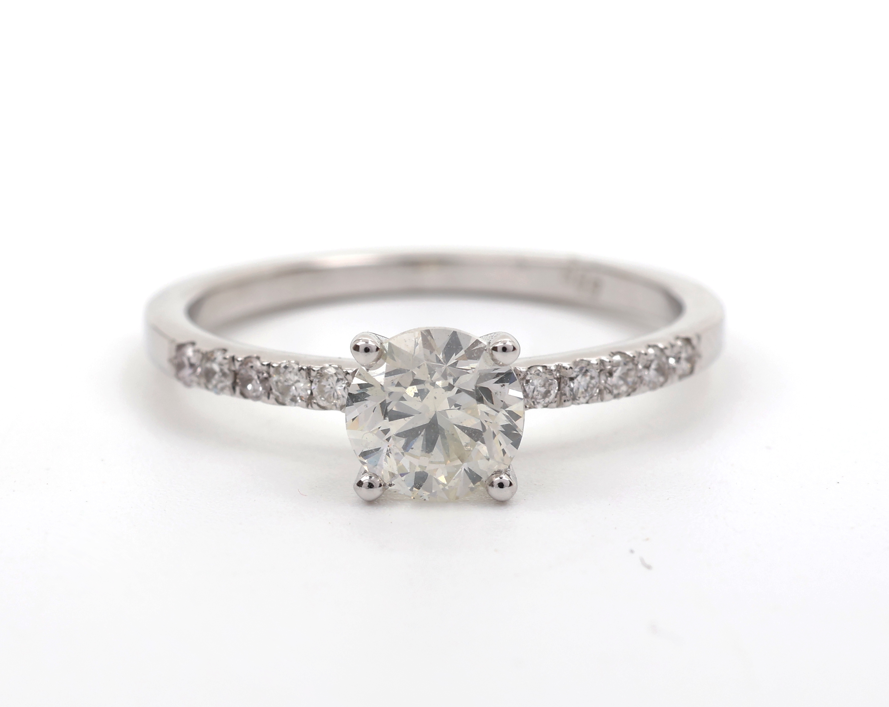 Detail b: 14 kt Gold Brillant Ring, WG 585/000, Brillant ca. 0.81 ct l.get.Weiss(J)/si2, umgeben von 10 Brillant zus. ca. 0.12 ct feines Weiss/vs1-vs2, RW 56, ...