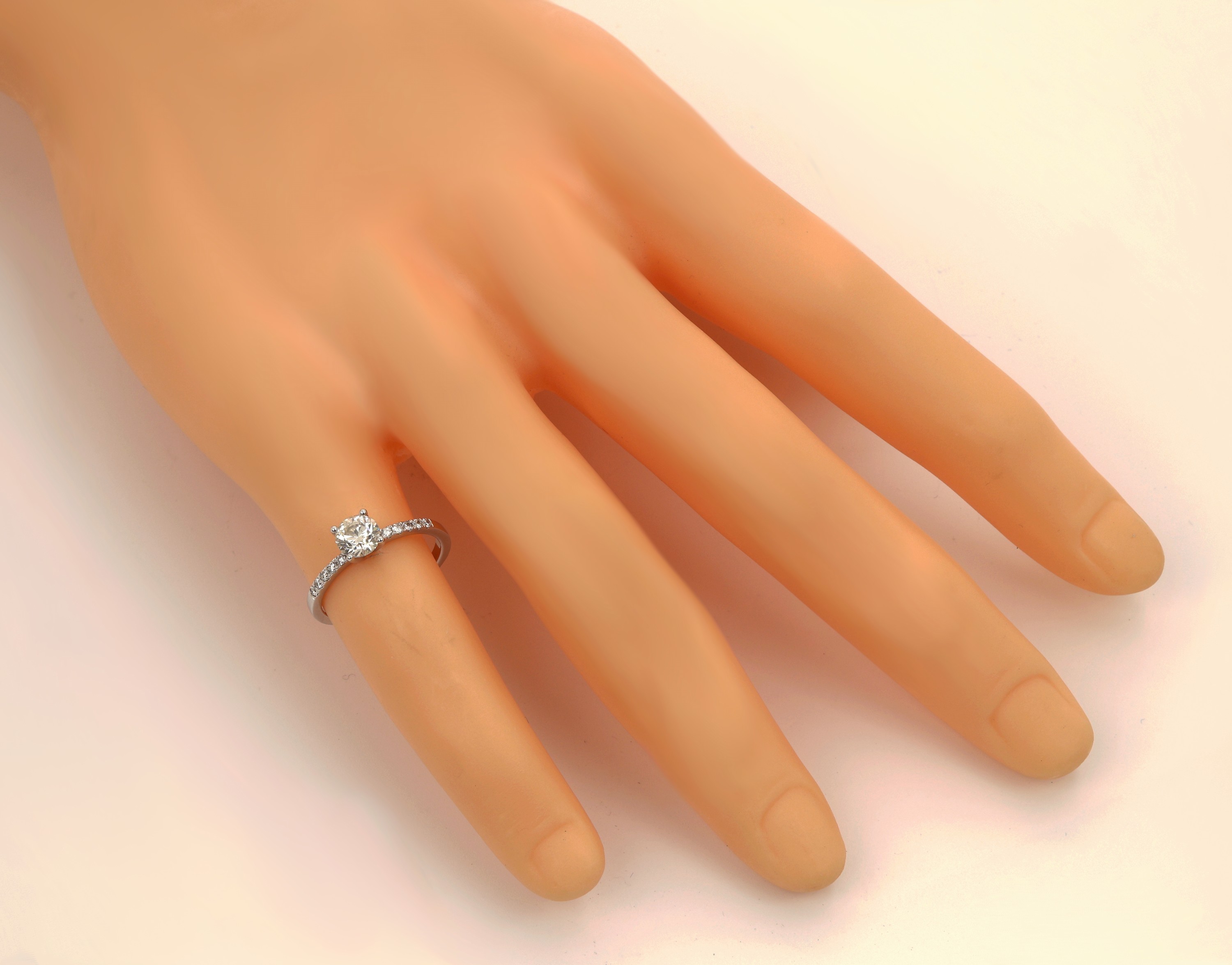 Detail c: 14 kt Gold Brillant Ring, WG 585/000, Brillant ca. 0.81 ct l.get.Weiss(J)/si2, umgeben von 10 Brillant zus. ca. 0.12 ct feines Weiss/vs1-vs2, RW 56, ...