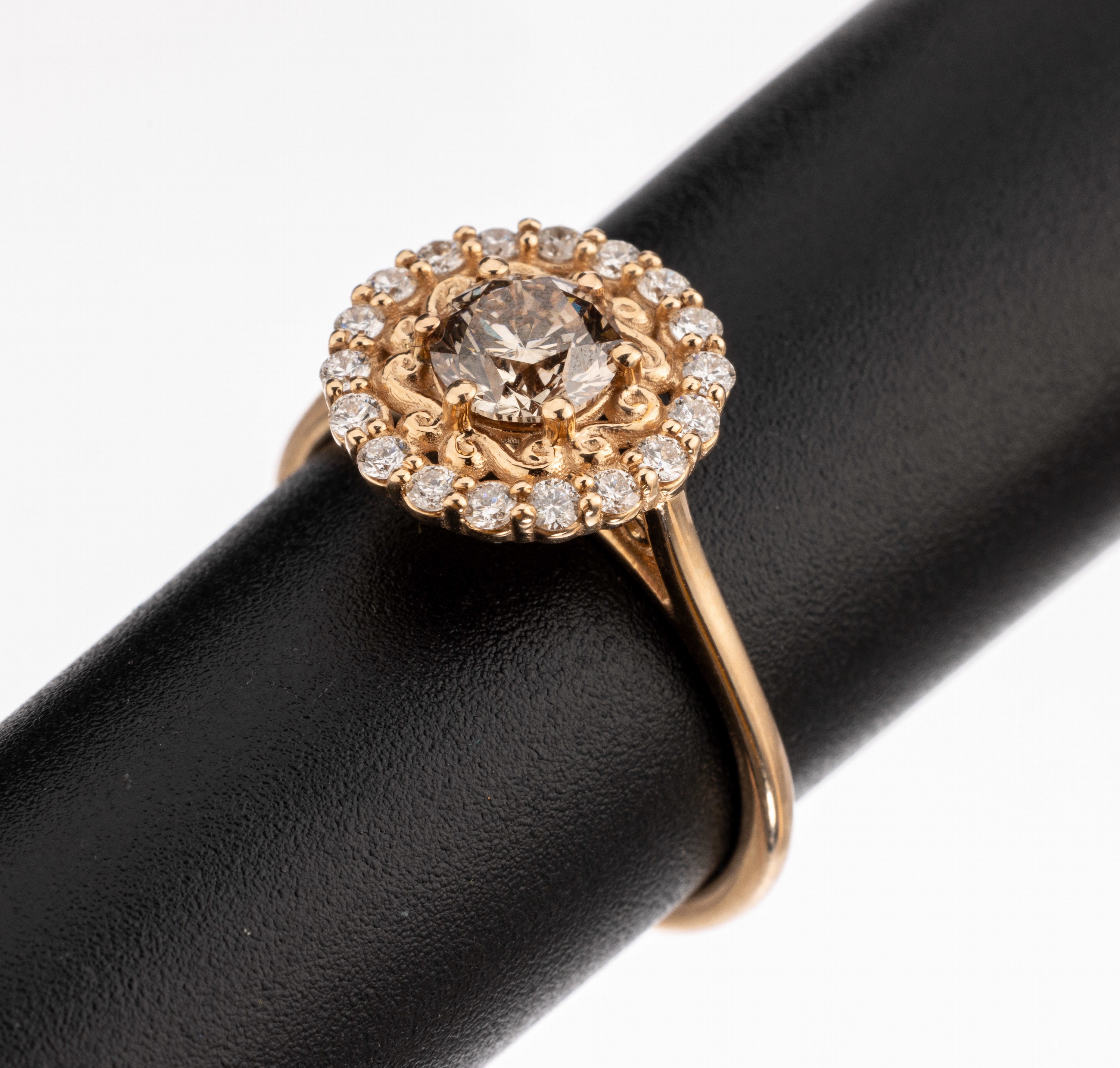 14 kt Gold Brillant Ring, RoseG 585/000, Brillant ca. 0.73 ct natural fancy light grayish Brown/si1, umgeben von ca. 18 Brillanten zus. ca. 0.27 ct ...