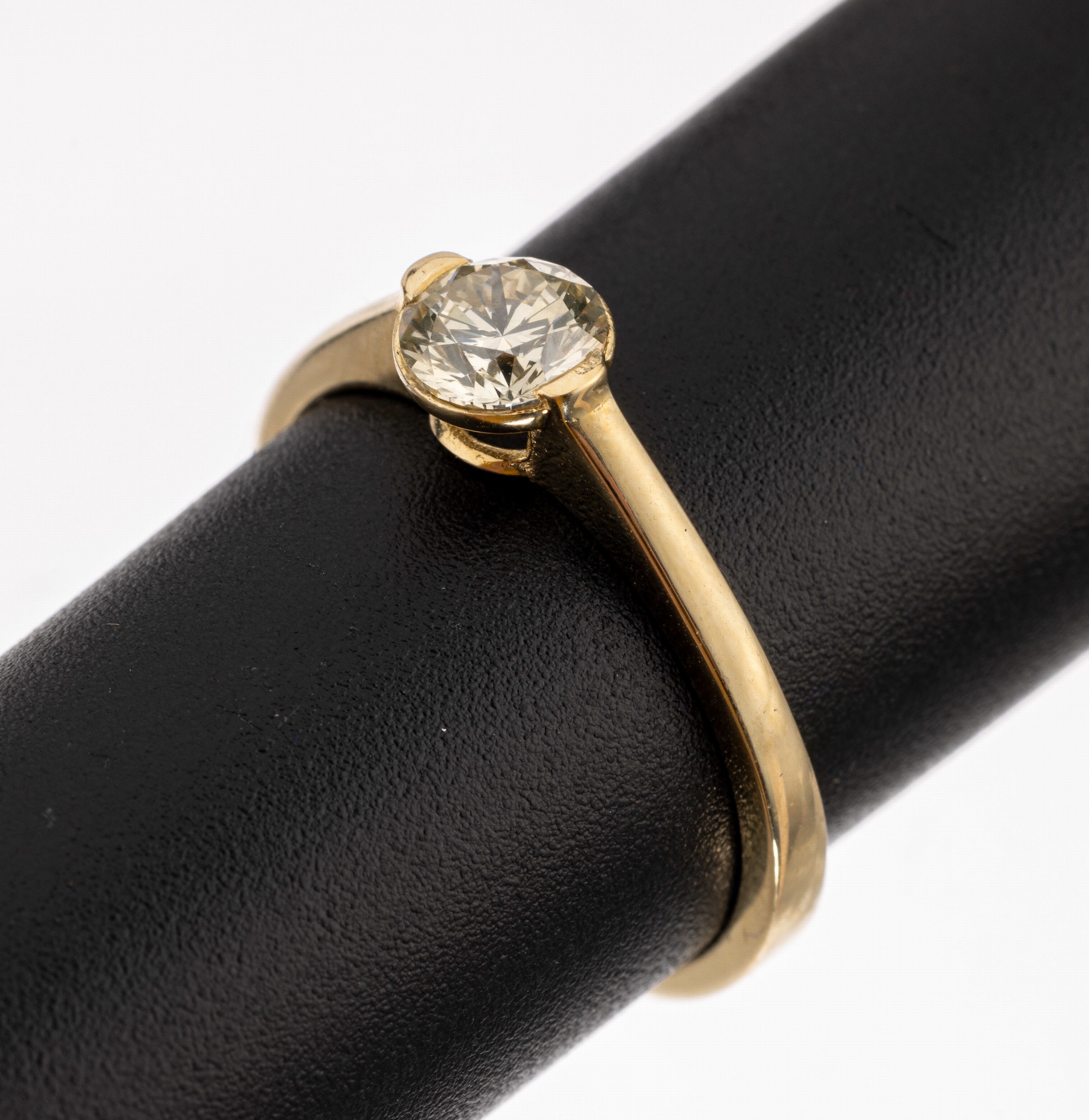 14 kt Gold Brillant Ring, GG 585/000, Brillant ca. 0.58 ct light yellow/vs1, RW 54, ca. 2.5 g, mit GW-Expertise