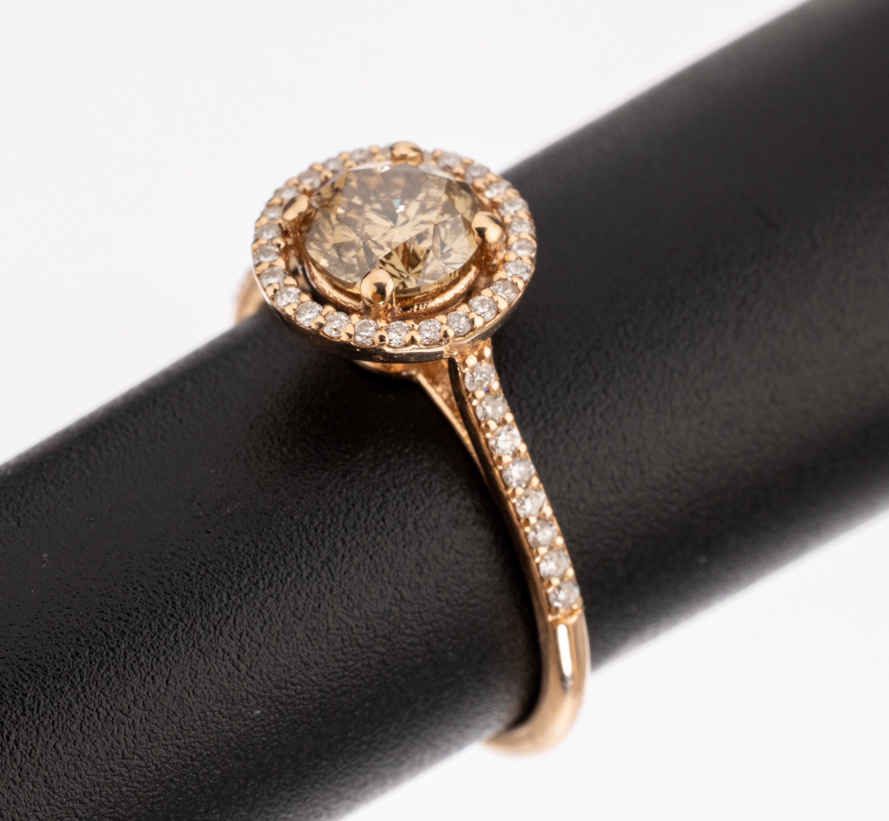 14 kt Gold Brillant Ring, GG 585/000, mittiger Brillant ca. 1.03 ct natural fancy brownish Yellow/si3, umgeben von 42 Brillantenzus. ca. 0.21 ct ...
