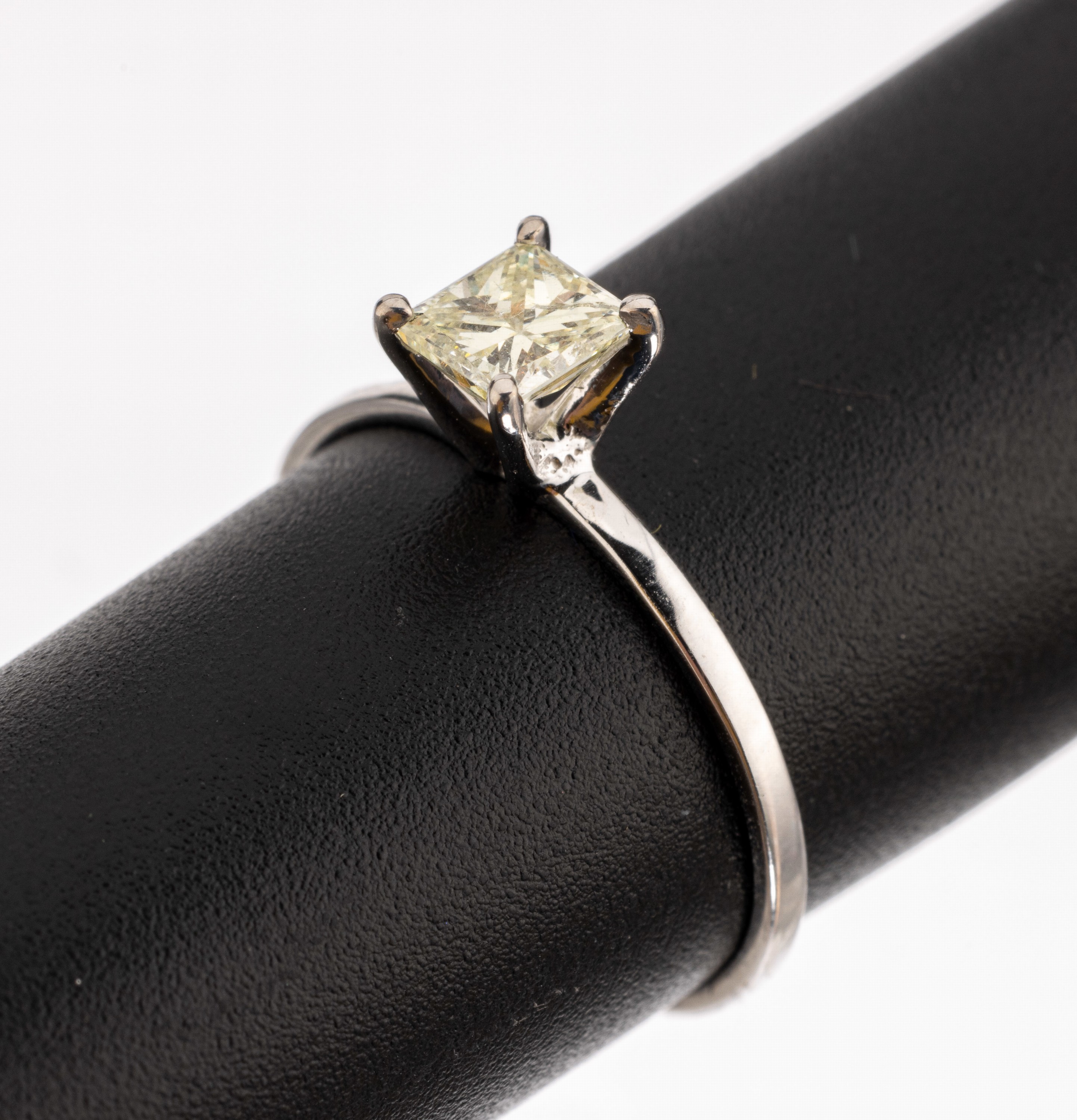 14 kt Gold Diamant Ring, WG 585/000, Diamant im Princess-Cut ca. 0.54 ct fancy light Yellow/si2, ca. 1.1 g, RW 53, mit GW- Expertise