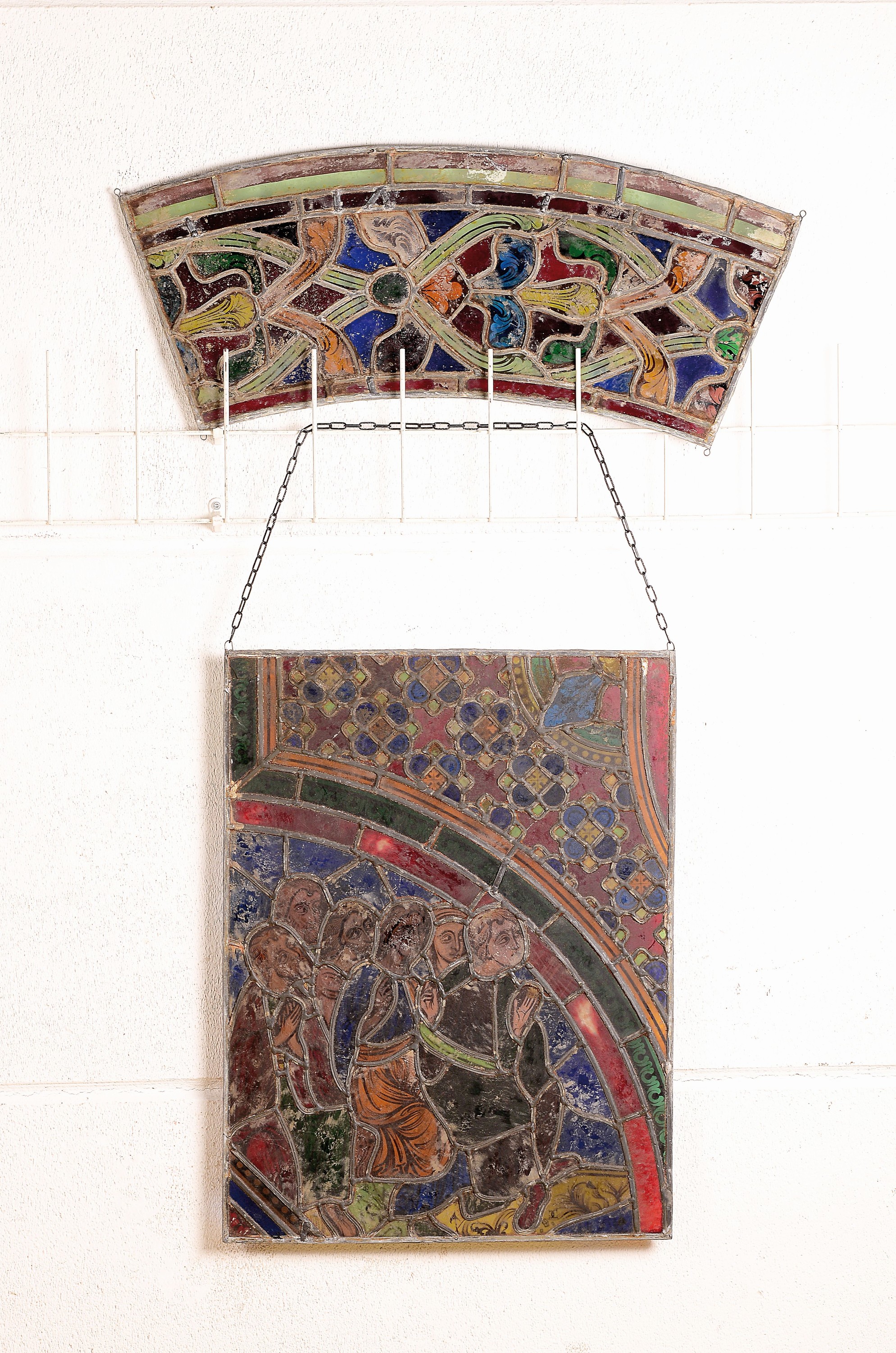 4 Bleiverglasungen/Bleiglasfenster, wohl 18./19. Jh., buntes, teilweise bemaltes Glas, 1 x Personengruppe und gotische Ornamentik, zweimal rechteckig ...