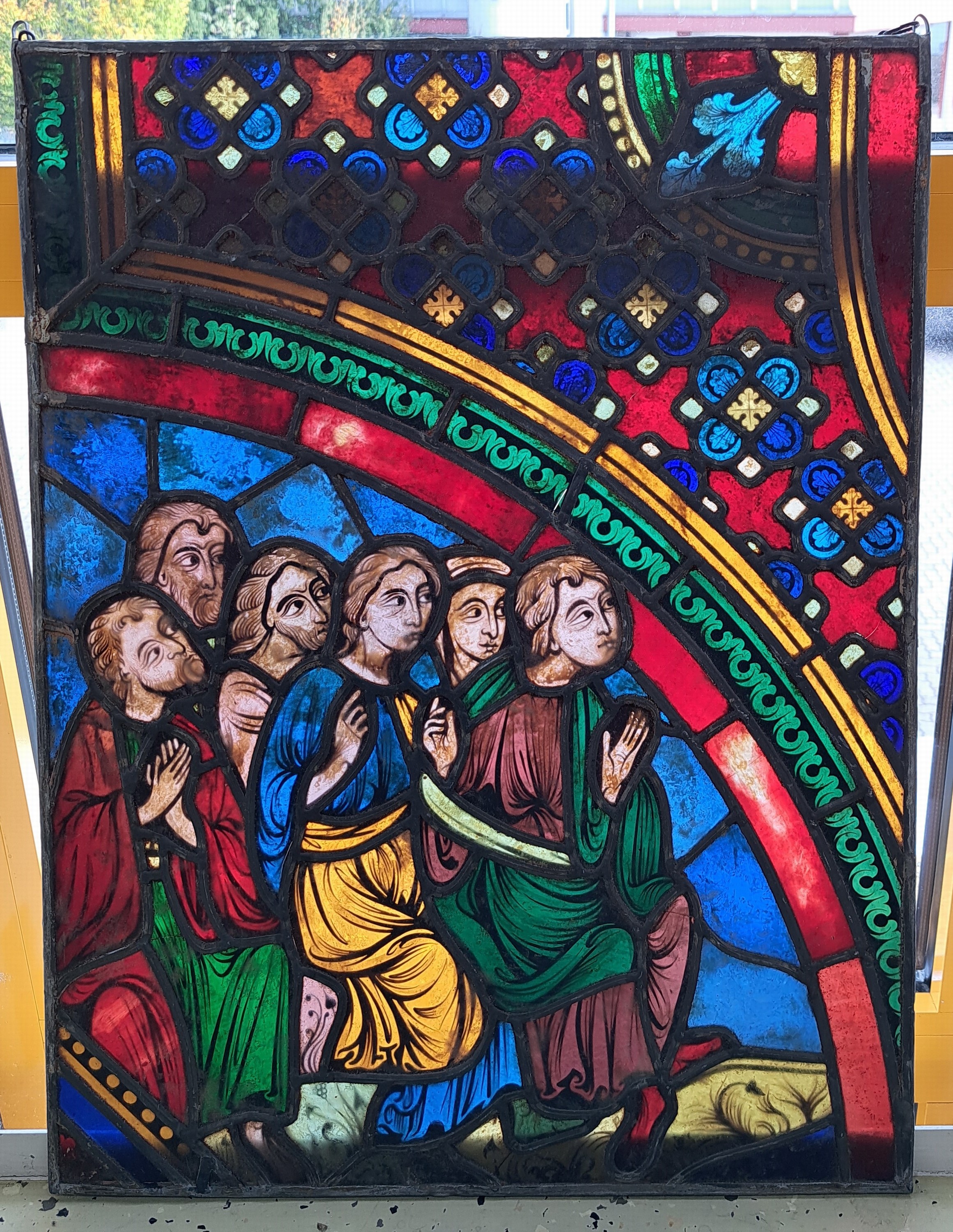 Detail b: 4 Bleiverglasungen/Bleiglasfenster, wohl 18./19. Jh., buntes, teilweise bemaltes Glas, 1 x Personengruppe und gotische Ornamentik, zweimal rechteckig ...