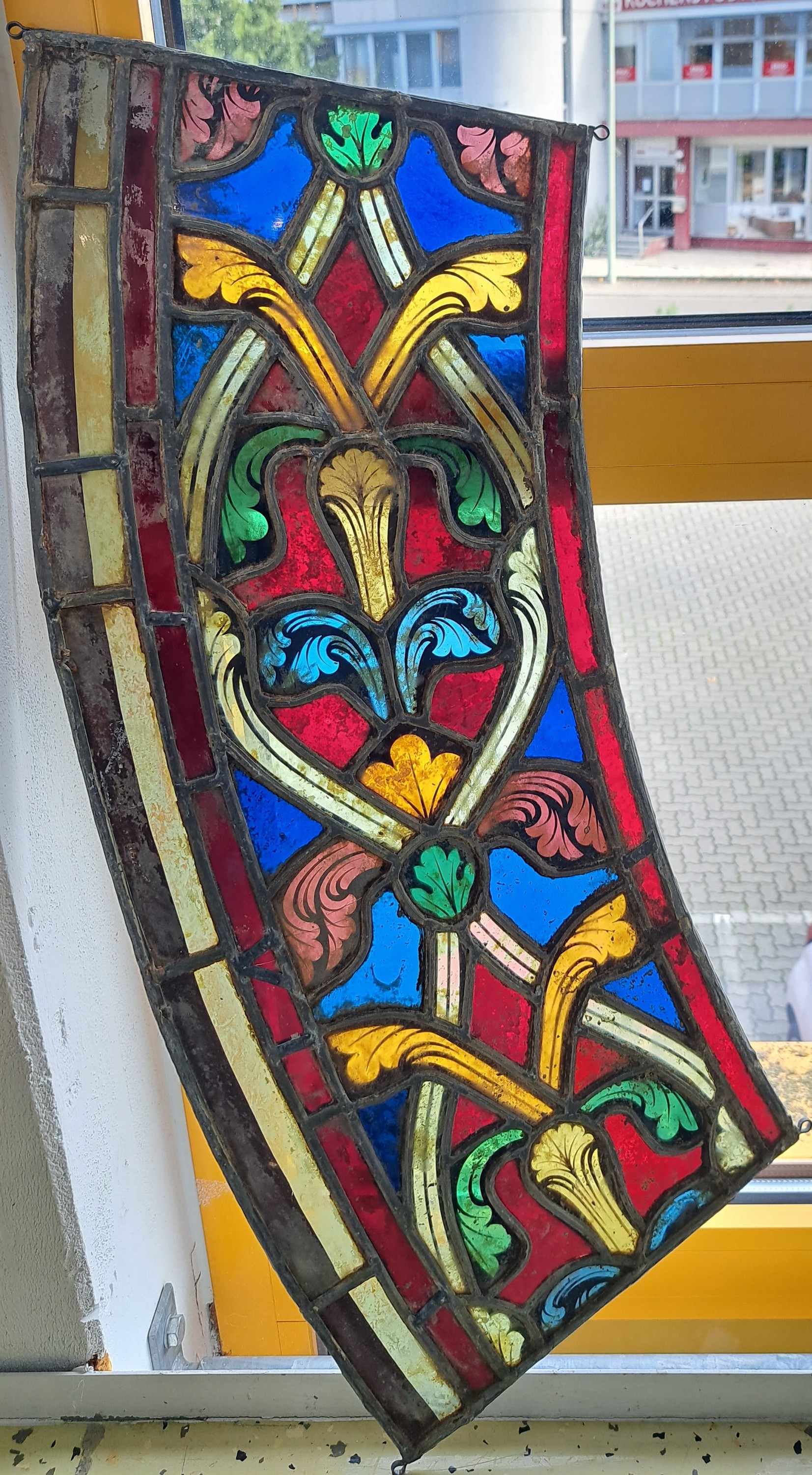 Detail c: 4 Bleiverglasungen/Bleiglasfenster, wohl 18./19. Jh., buntes, teilweise bemaltes Glas, 1 x Personengruppe und gotische Ornamentik, zweimal rechteckig ...
