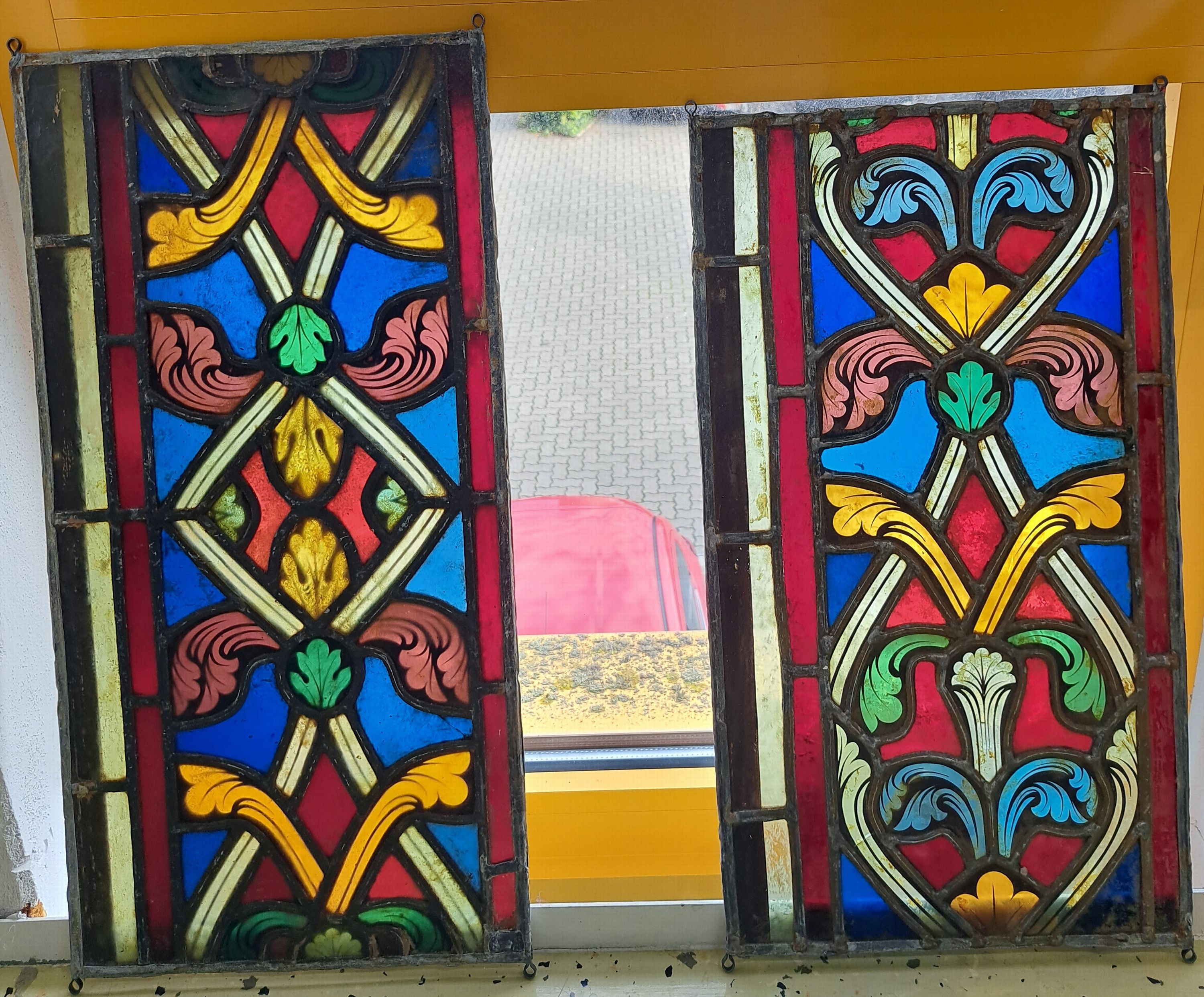 Detail d: 4 Bleiverglasungen/Bleiglasfenster, wohl 18./19. Jh., buntes, teilweise bemaltes Glas, 1 x Personengruppe und gotische Ornamentik, zweimal rechteckig ...