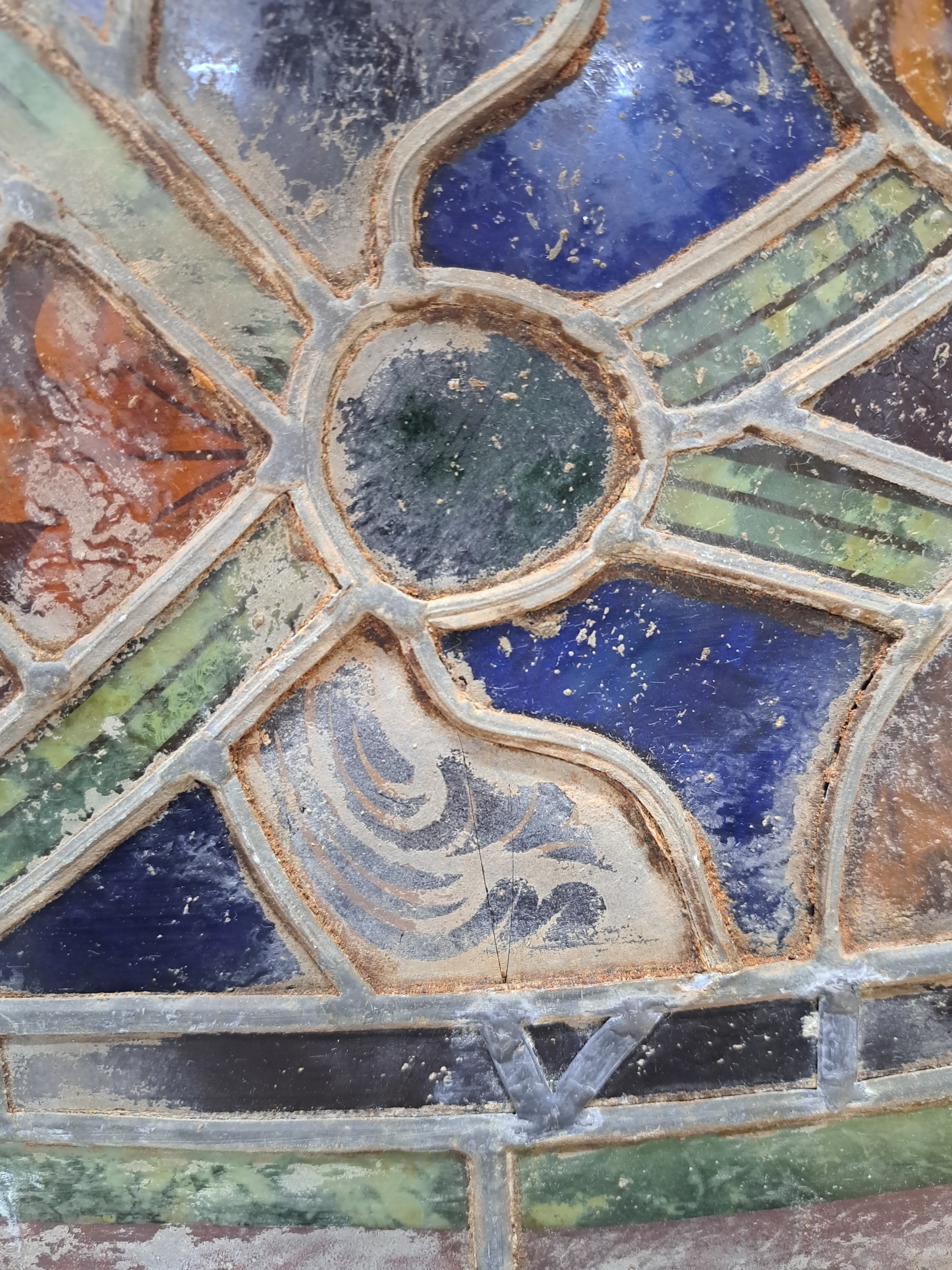 Detail e: 4 Bleiverglasungen/Bleiglasfenster, wohl 18./19. Jh., buntes, teilweise bemaltes Glas, 1 x Personengruppe und gotische Ornamentik, zweimal rechteckig ...
