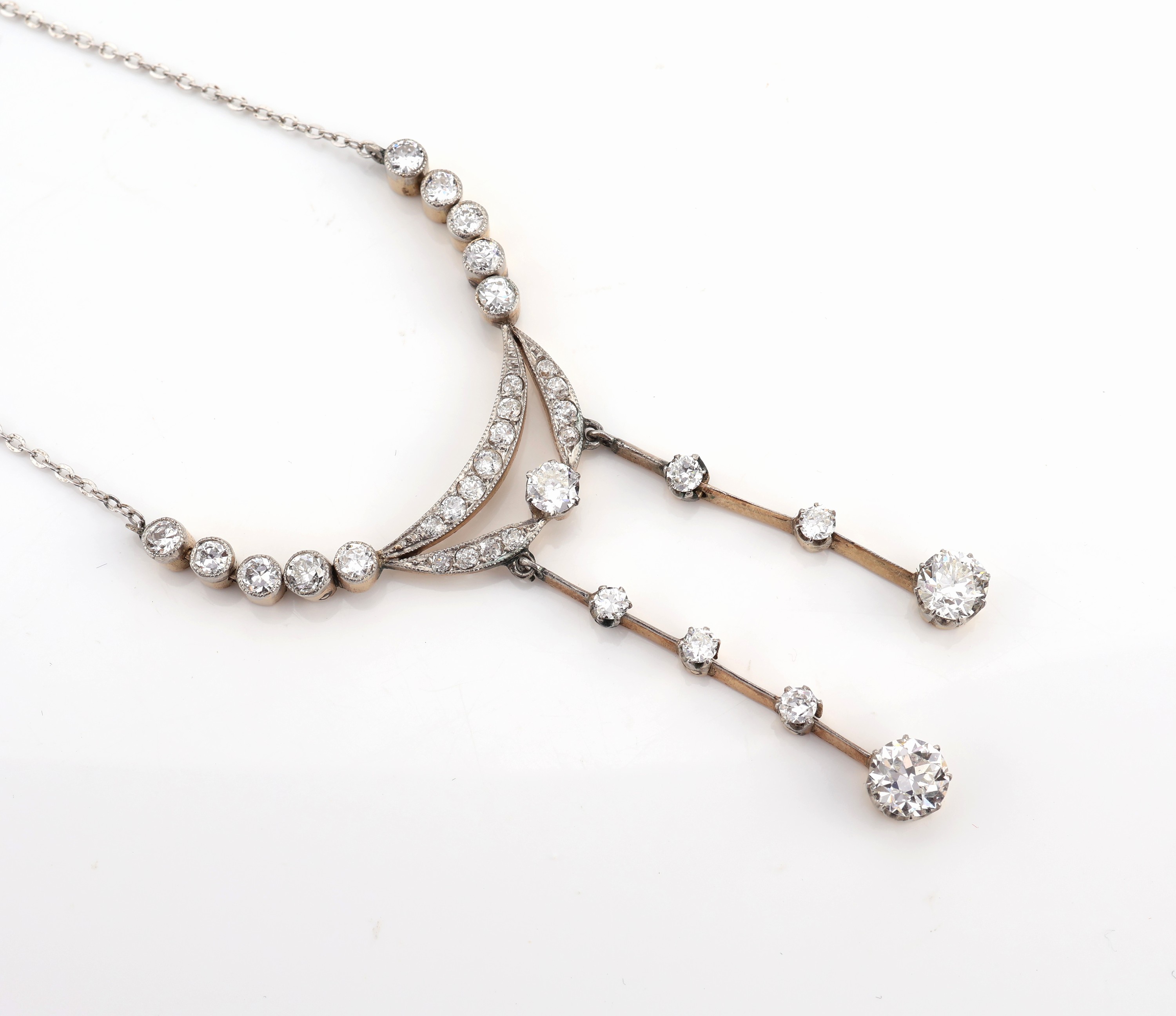 14 kt Gold Diamant-Collier, 1930er Jahre, WG/GG 585/000, Mittelteil bes. mit 11 Altschliffdiamanten zus. ca. 1.10 ct Weiß/si- p, 15 ...