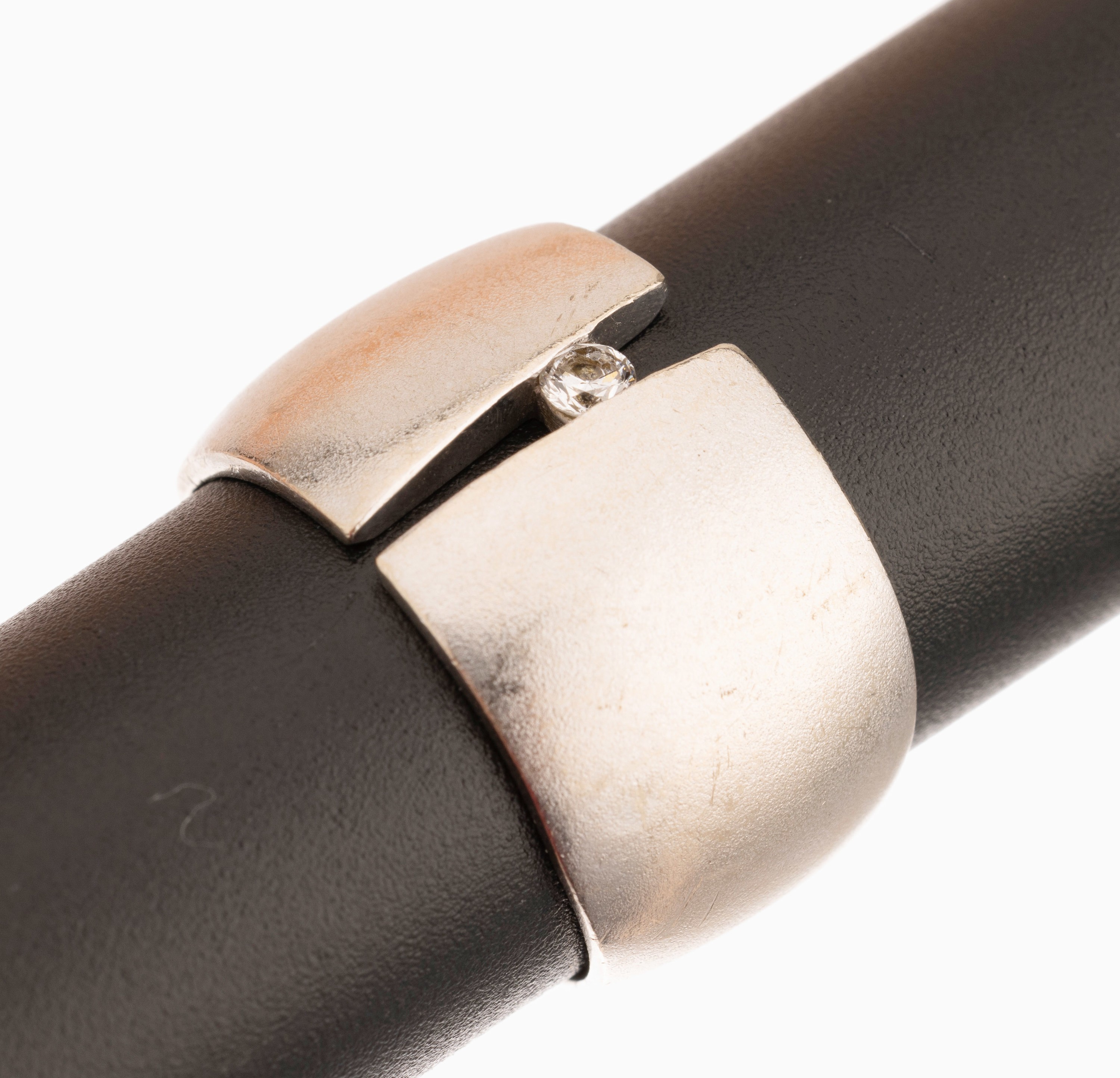 14 kt Gold Brillant Ring, ca. 12 g, WG 585/000, Brillant in Spannringoptik, Schiene sat., RW 56