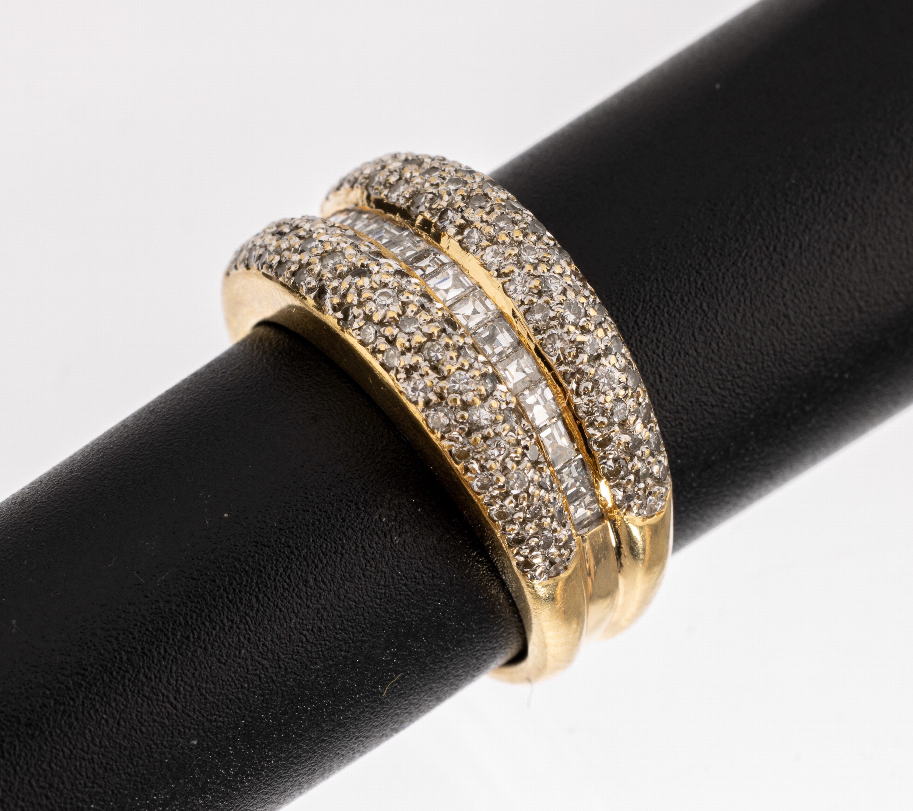 14 kt Gold Diamant Ring, GG/WG 585/000, 3-rhg. mittig mit 15 Diamantbaguette zus. ca. 0.36 ct Weiss/si, ca. 100 Brillanten zus. ca. 0.25 ct Weiss/p ...