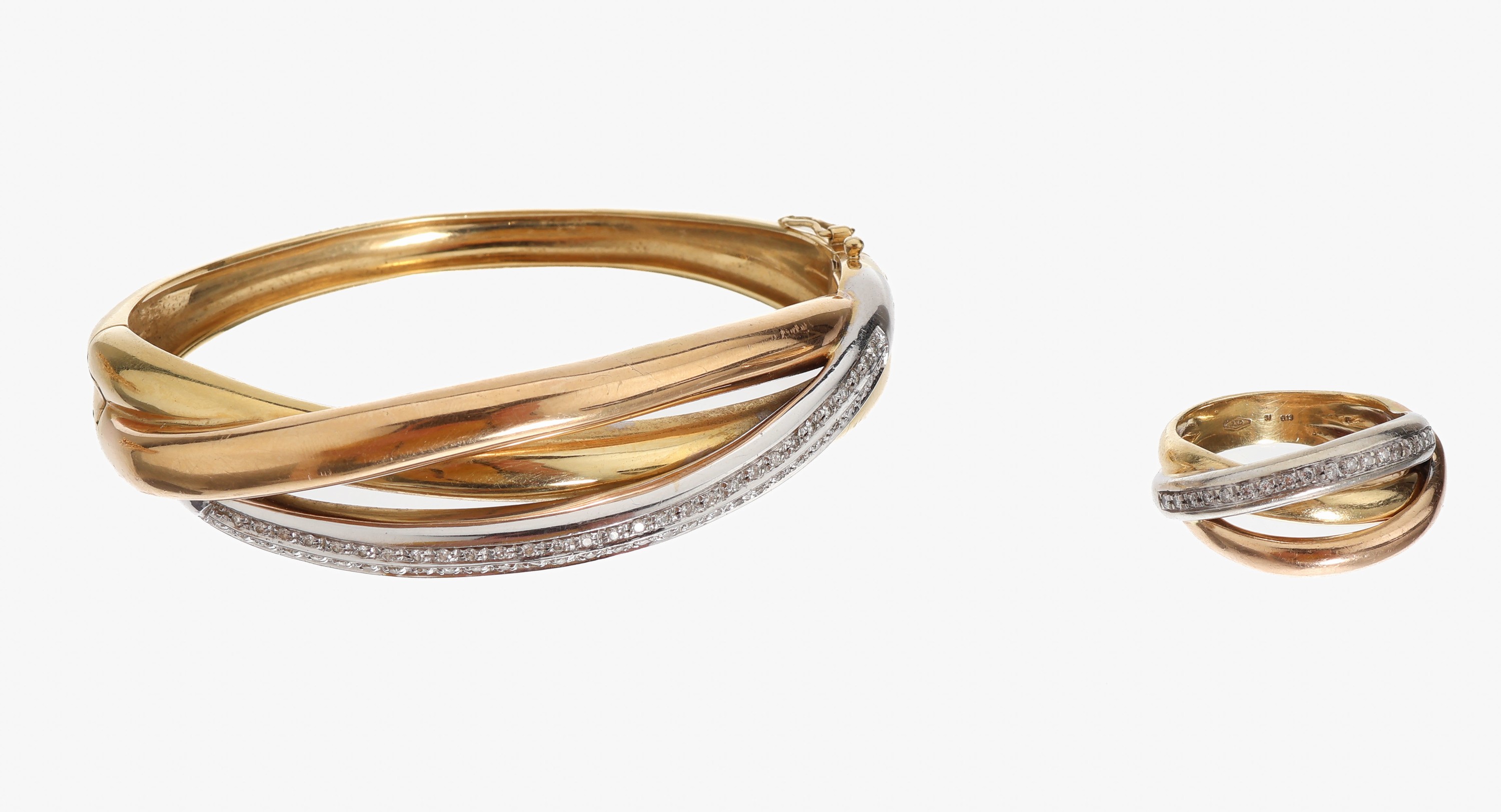 18 kt Gold Brillant-Schmuckset, GG/WG/RG 750/000, best. aus: Ring, RW 57 und Armreif, D. ca. 5.8 x 4.5 cm, 80 in WG gefasste Brillanten zus. ca. ...