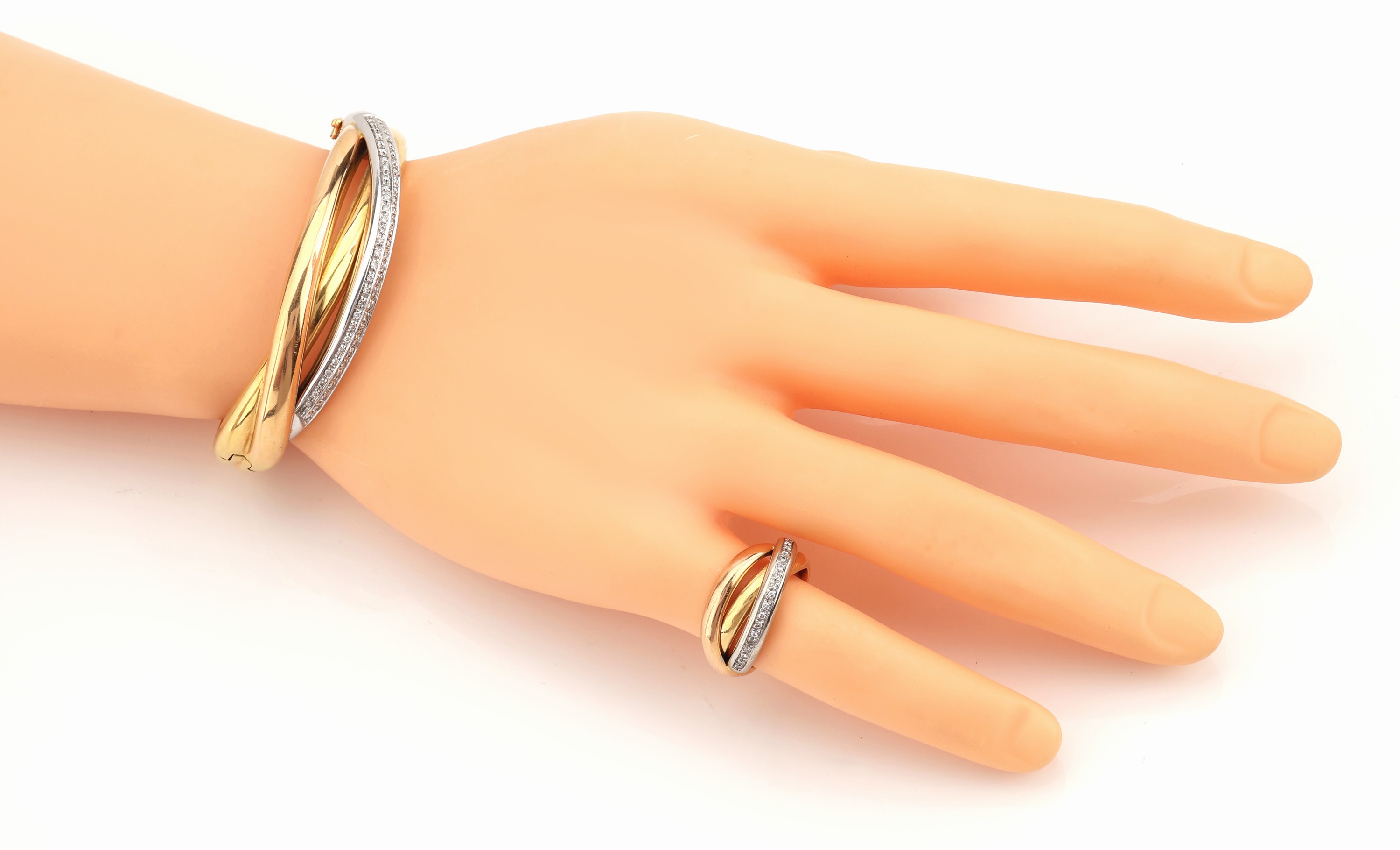 Detail a: 18 kt Gold Brillant-Schmuckset, GG/WG/RG 750/000, best. aus: Ring, RW 57 und Armreif, D. ca. 5.8 x 4.5 cm, 80 in WG gefasste Brillanten zus. ca. ...