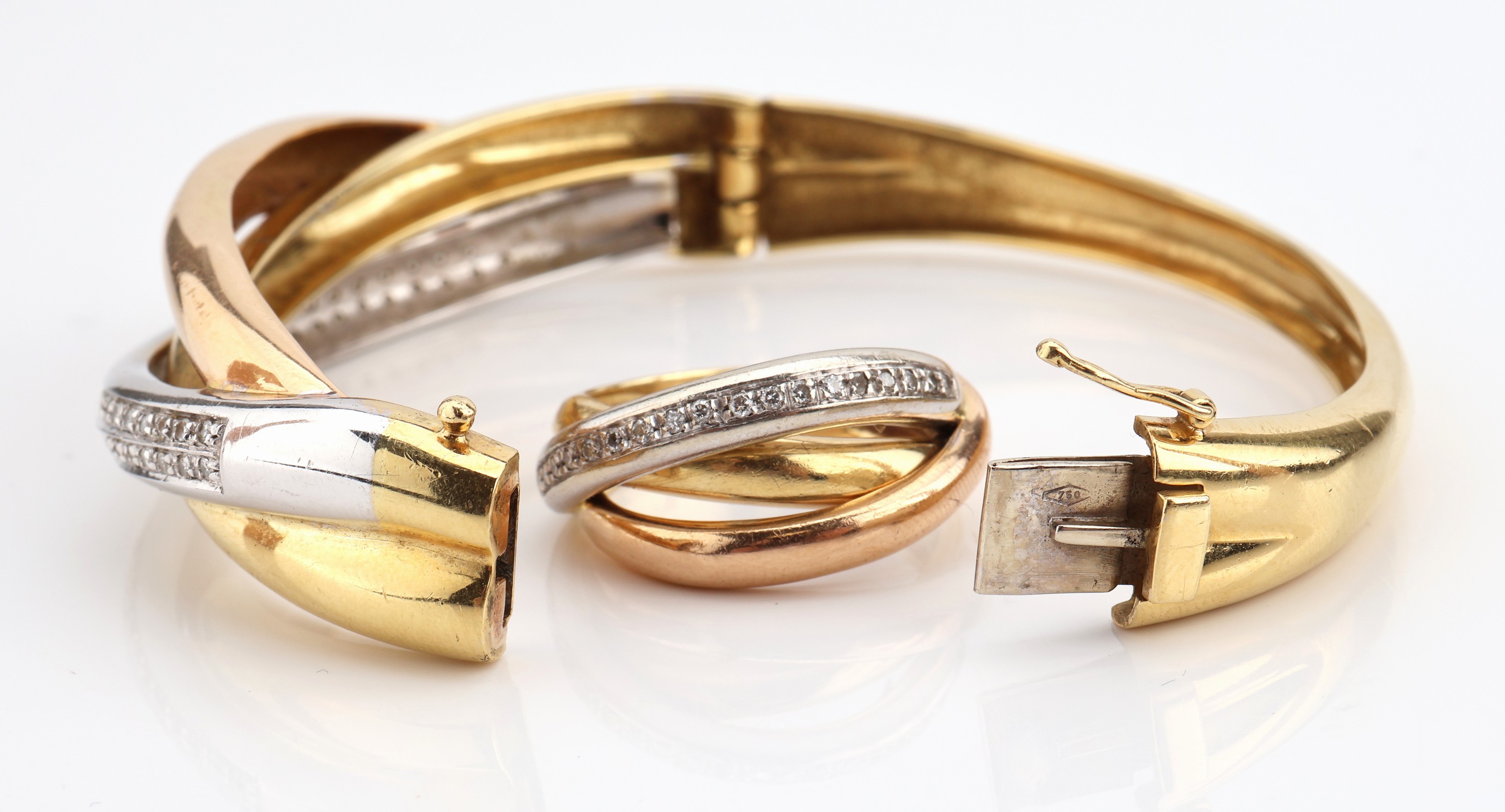 Detail b: 18 kt Gold Brillant-Schmuckset, GG/WG/RG 750/000, best. aus: Ring, RW 57 und Armreif, D. ca. 5.8 x 4.5 cm, 80 in WG gefasste Brillanten zus. ca. ...