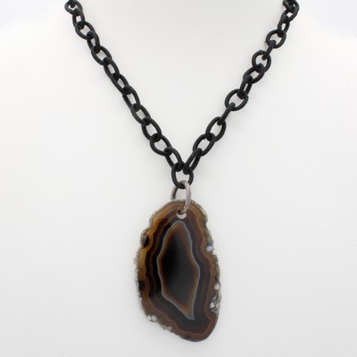Image 26801795 - pendant aus agate, agate plate in Brauntönen approx. 5 x 3 cm, an chain silver 925, einzelne links aus schwarzem Garn, S-clasp, l.approx. 42 cm