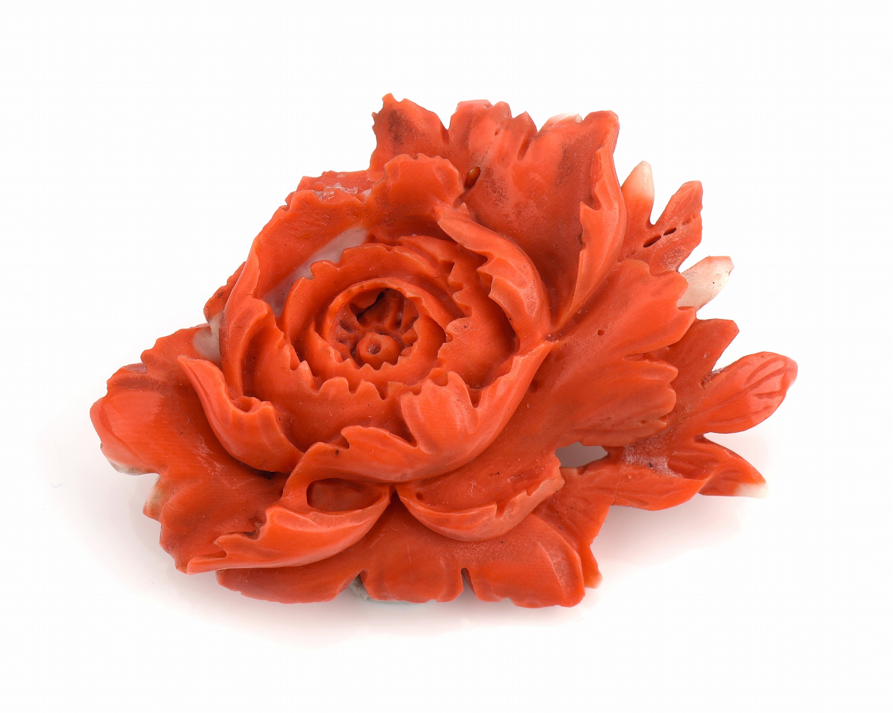 Brosche mit Korallenschnitzerei, um 1880, Montur Metall, feine Schnitzerei in Form einer Blüte, seitl. ein Stück fehlend, ca. 6 x 4 cm, Versand ...