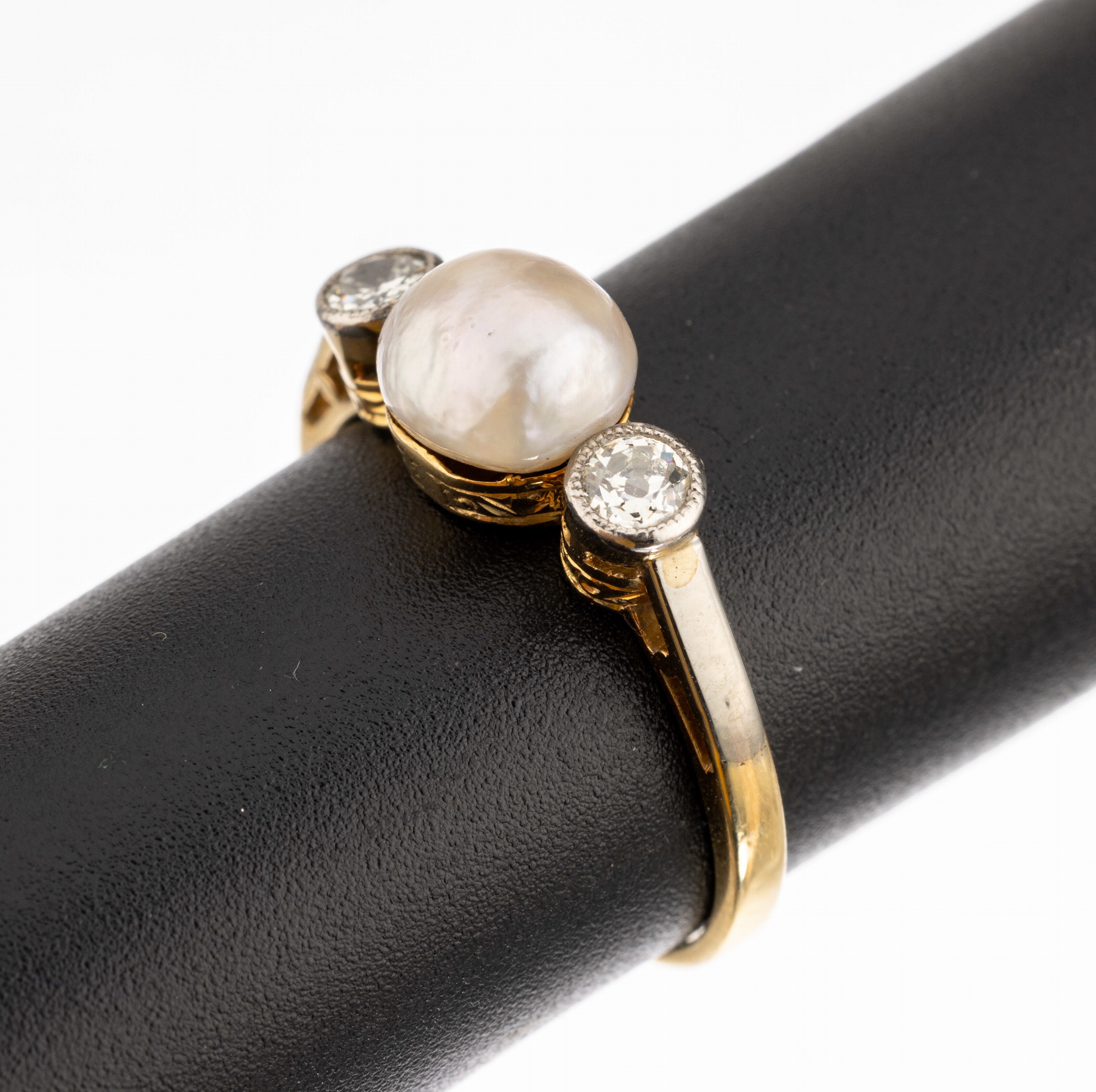 18 kt Gold Perl-Diamant-Ring, um 1900, GG 750/000 gepr., weisse Naturperle, 2 Altschliff-Diamanten zus. ca. 0.18 ct Weiss/si,Millegriffverzierung, ...
