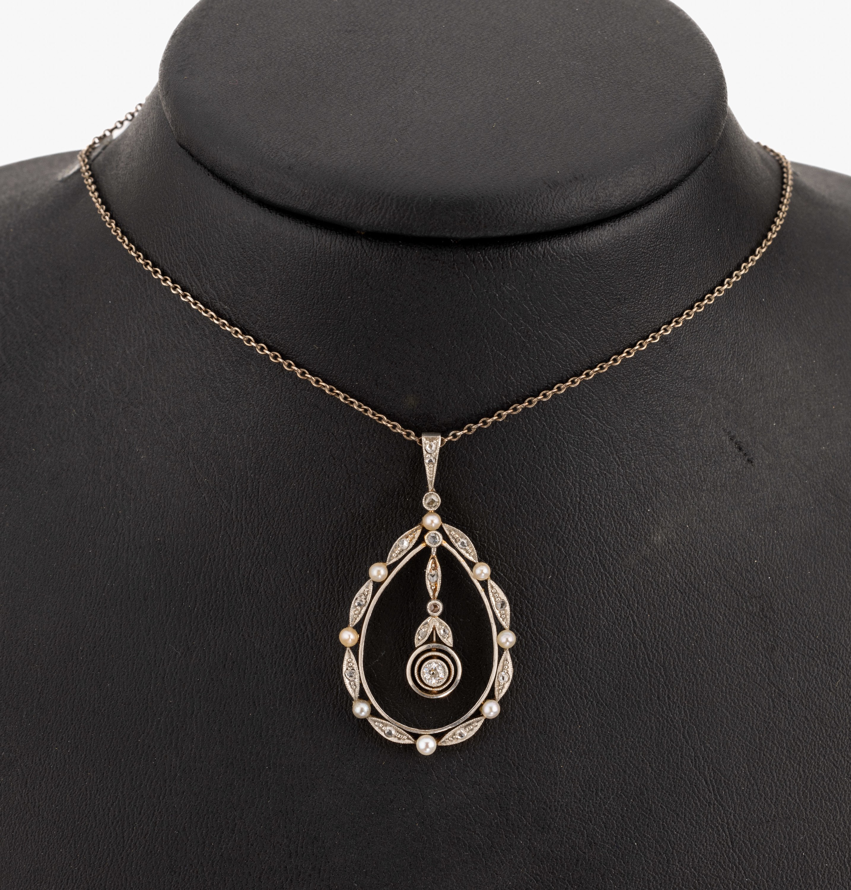 18 kt Gold Jugendstil-Anhänger, um 1900, GG750/000 und Platin, Altschliffdiamant ca. 0.08ct Weiss/p, kl. Diamantrosen zus. ca. 0.10 ct, 8 ...