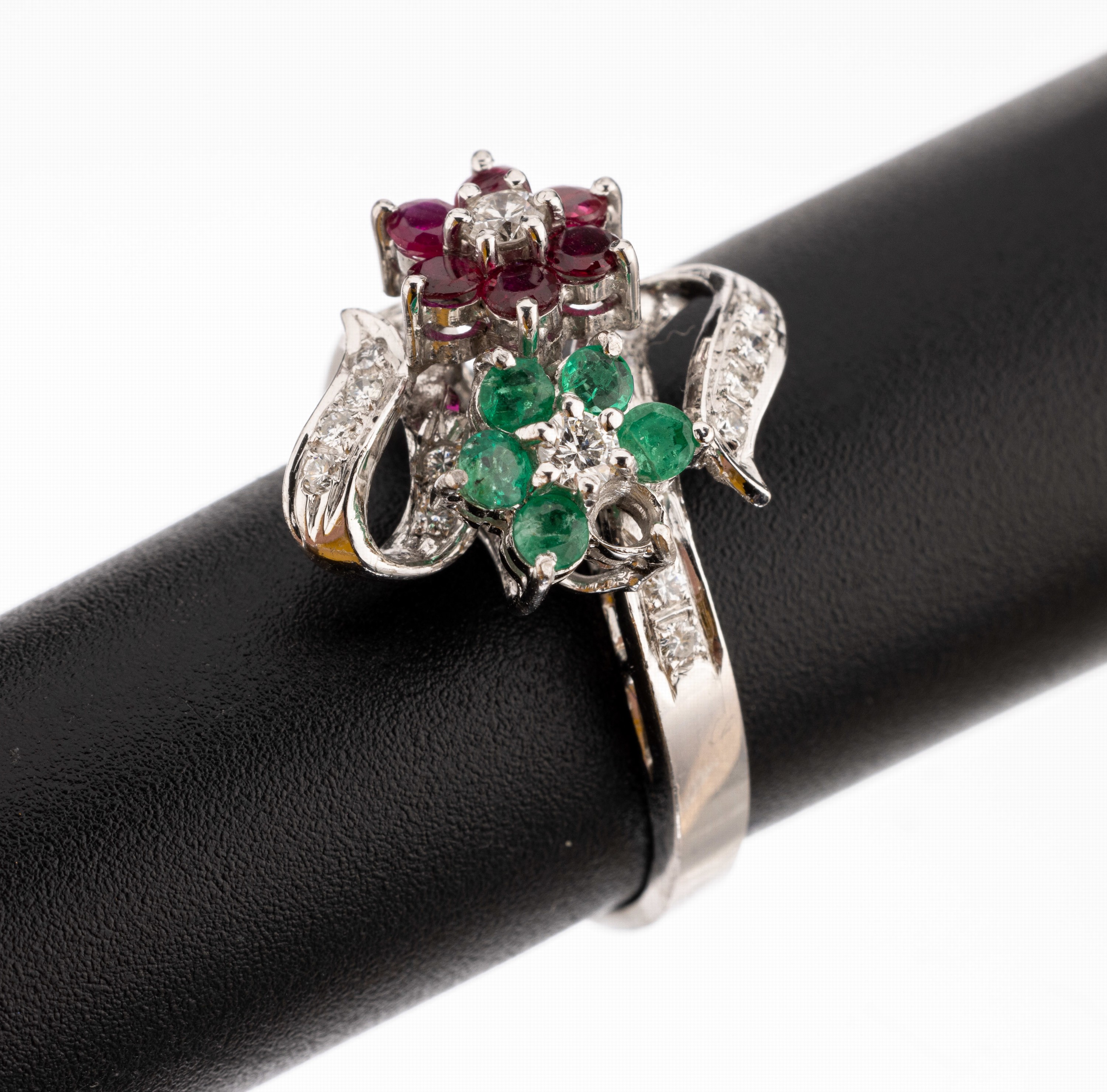 18 kt Gold Farbstein-Brillant-Ring, WG 750/000, 6 rundfacett. Rubine und 5 rundfacett. Smaragde (1 Stein fehlt) zus. ca. 0.18 ct, 14 Brillanten zus. ...
