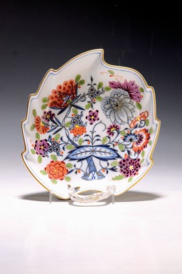 Image Leaf bowl, Meissen, 1960s, onion pattern with colorful on-glaze painting and golden ...