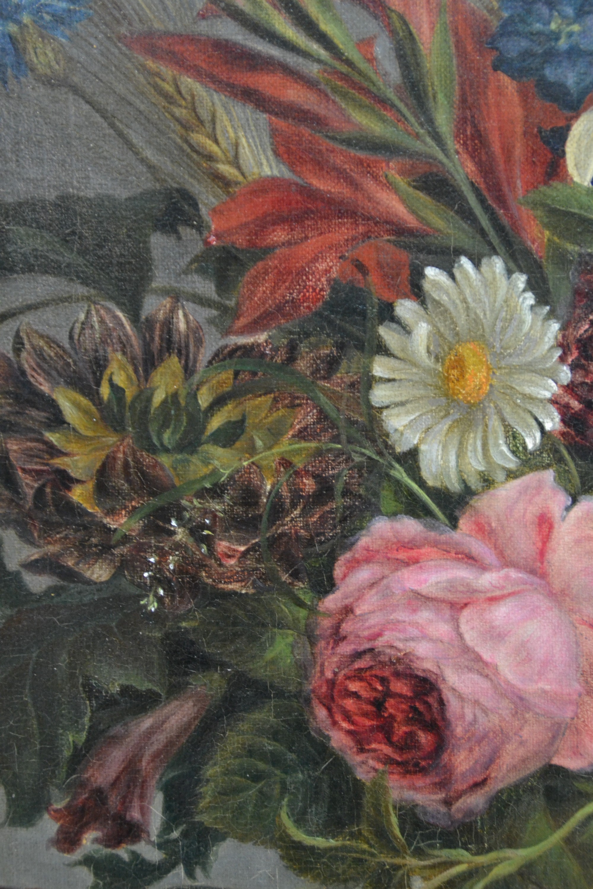 Detail e: Unbekannter Künstler des 18.Jh., Früchte- und Blumenstillleben, Vielfalt an Blüten, Obst und Insekten, fragmentarische Reste einer Signatur, ...