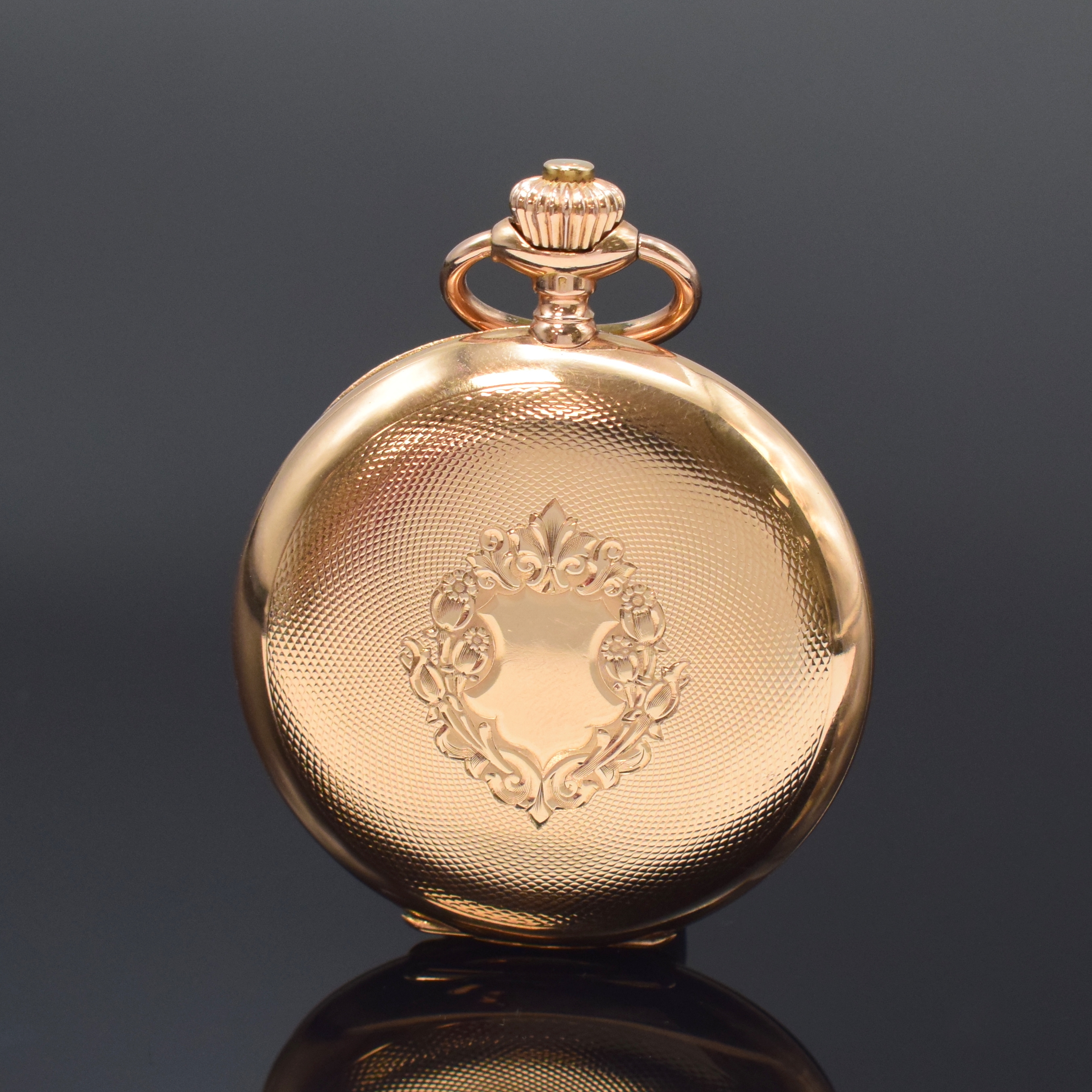 Detail b: IWC Herrensavonette in RoseG 585/000, Schweiz um 1905, Geh. l. dell., guill. Sprung- u. Rückdeckel, Sprungdeckel m. Monogrammspiegel innen m. ...