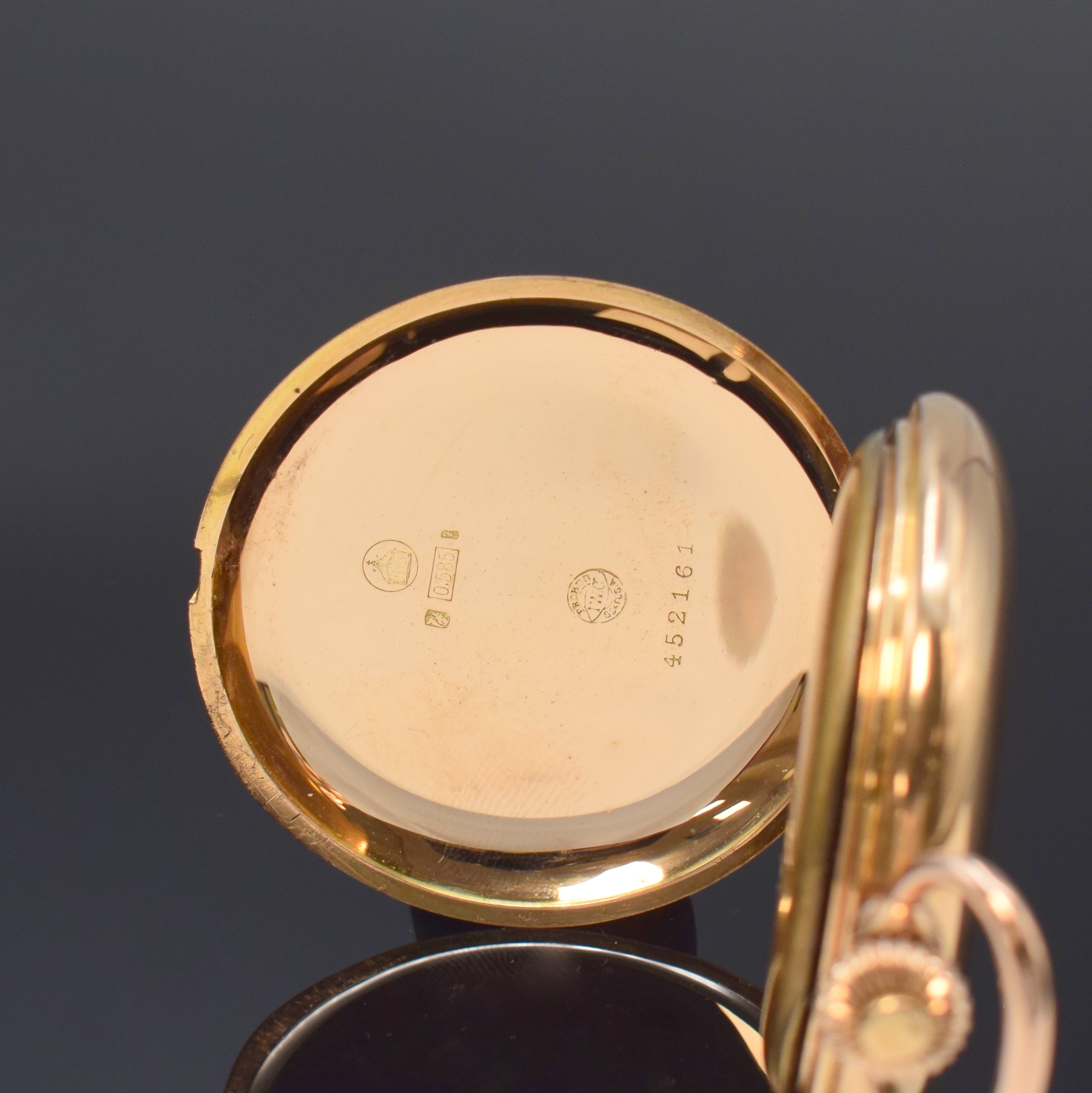 Detail d: IWC Herrensavonette in RoseG 585/000, Schweiz um 1905, Geh. l. dell., guill. Sprung- u. Rückdeckel, Sprungdeckel m. Monogrammspiegel innen m. ...