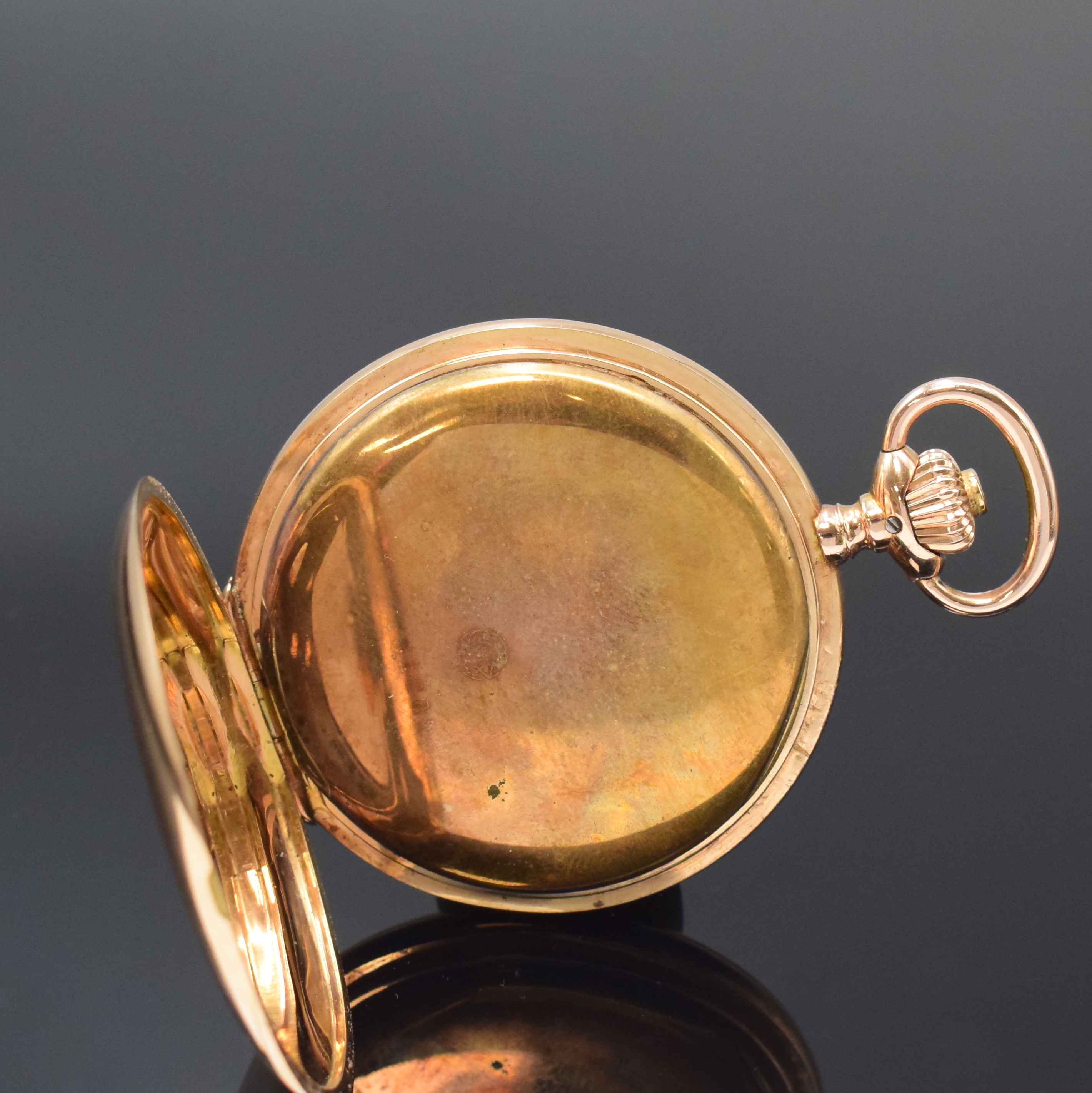 Detail e: IWC Herrensavonette in RoseG 585/000, Schweiz um 1905, Geh. l. dell., guill. Sprung- u. Rückdeckel, Sprungdeckel m. Monogrammspiegel innen m. ...