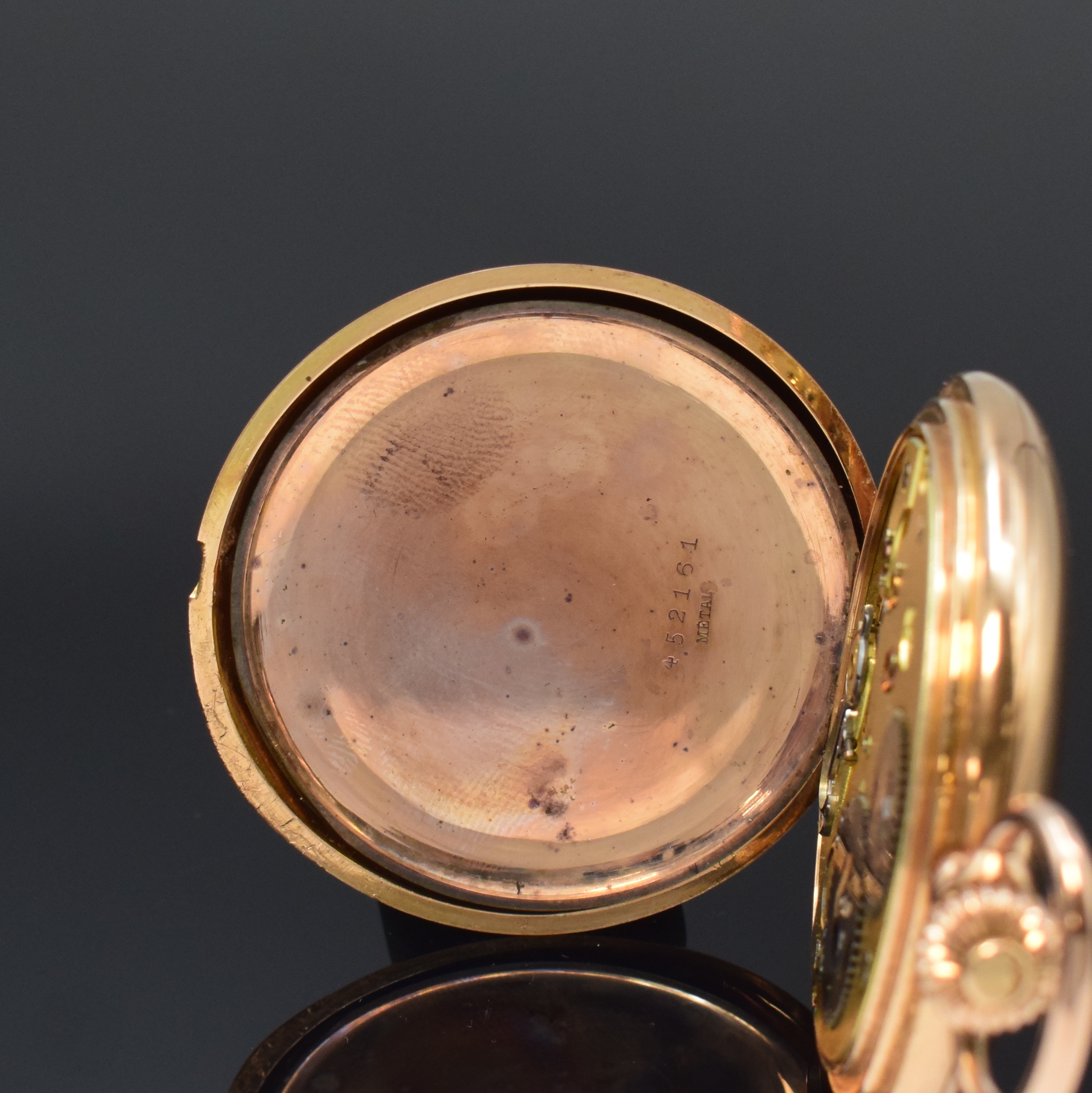 Detail f: IWC Herrensavonette in RoseG 585/000, Schweiz um 1905, Geh. l. dell., guill. Sprung- u. Rückdeckel, Sprungdeckel m. Monogrammspiegel innen m. ...