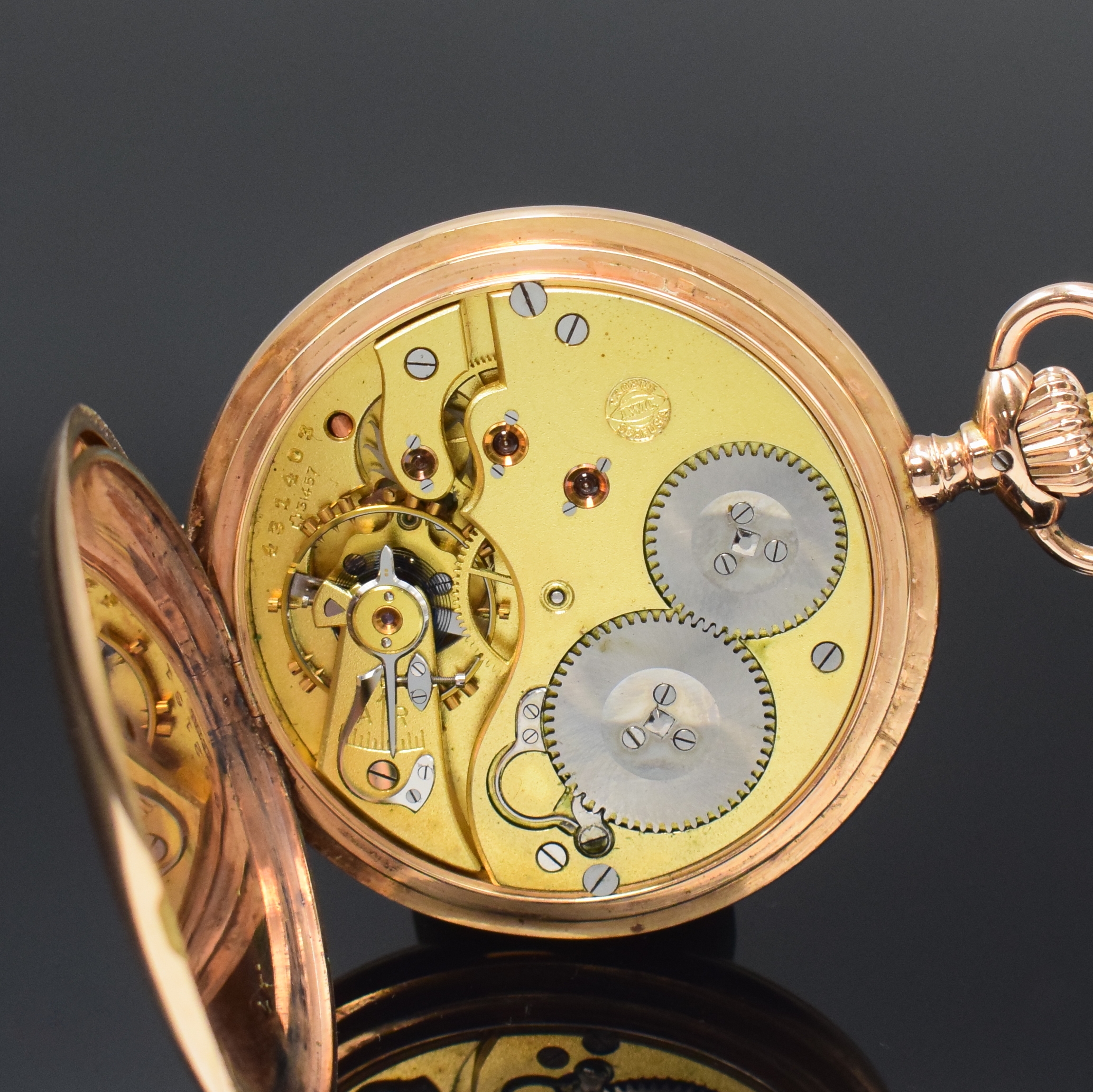 Detail g: IWC Herrensavonette in RoseG 585/000, Schweiz um 1905, Geh. l. dell., guill. Sprung- u. Rückdeckel, Sprungdeckel m. Monogrammspiegel innen m. ...
