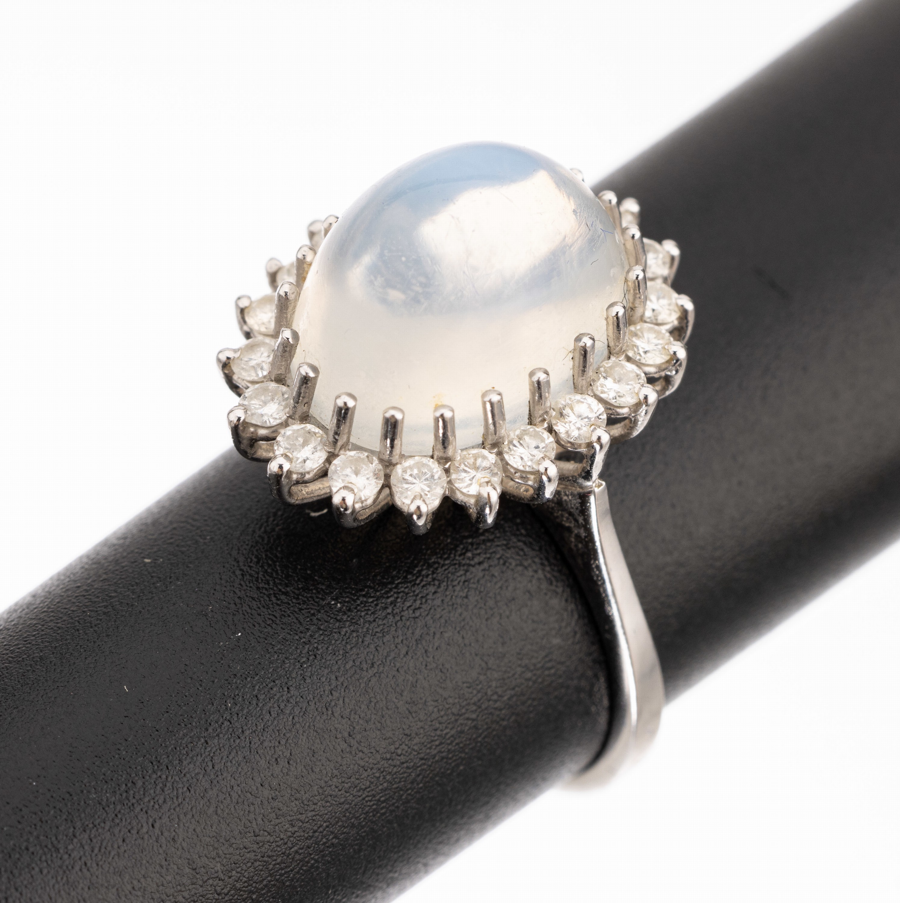 14 kt Gold Mondstein-Brillant-Ring, WG 585/000, Mondstein-Cabochon ca. 4.50 ct, 20 Brillanten zus. ca. 0.60 ct Weiß/si, ca. 5.0 g, RW 56