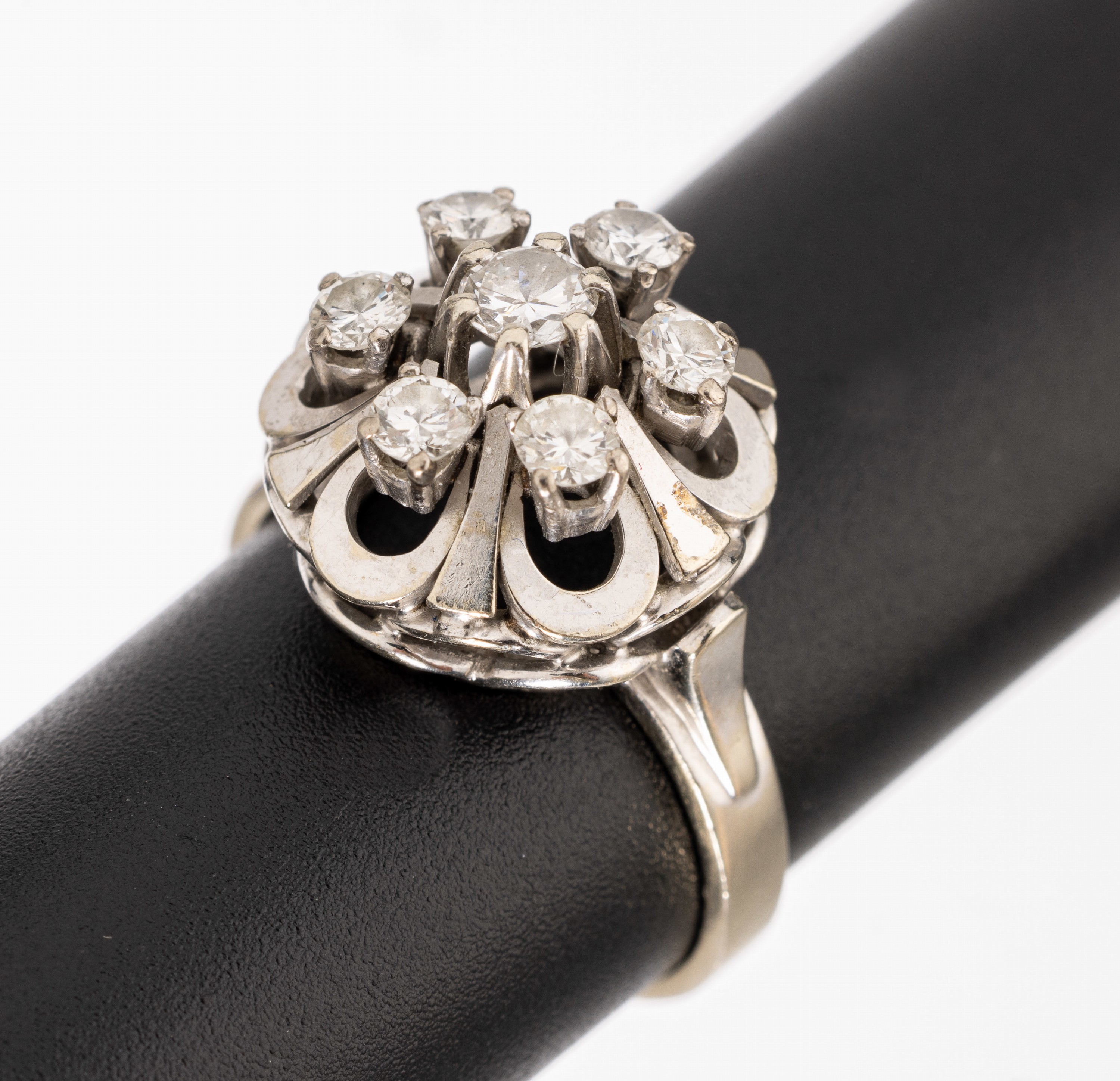 14 kt Gold Brillant-Ring, WG 585/000, 7 Brillanten zus. ca. 0.80 ct Weiß/si, ca. 6.0 g, RW 58