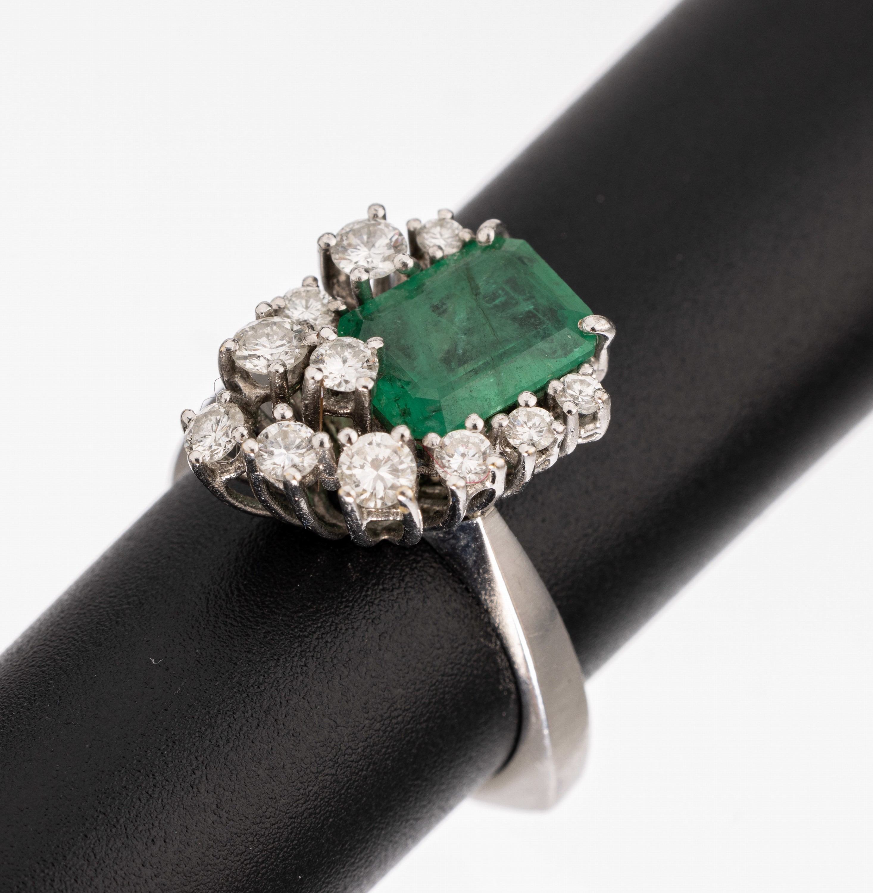 18 kt Gold Smaragd-Brillant-Ring, WG 750/000, Smaragd im Emerald Cut ca. 2.10 ct, 11 Brillanten zus. ca. 0.60 ct Weiß/vs-si, ca. 7.0 g, RW 56