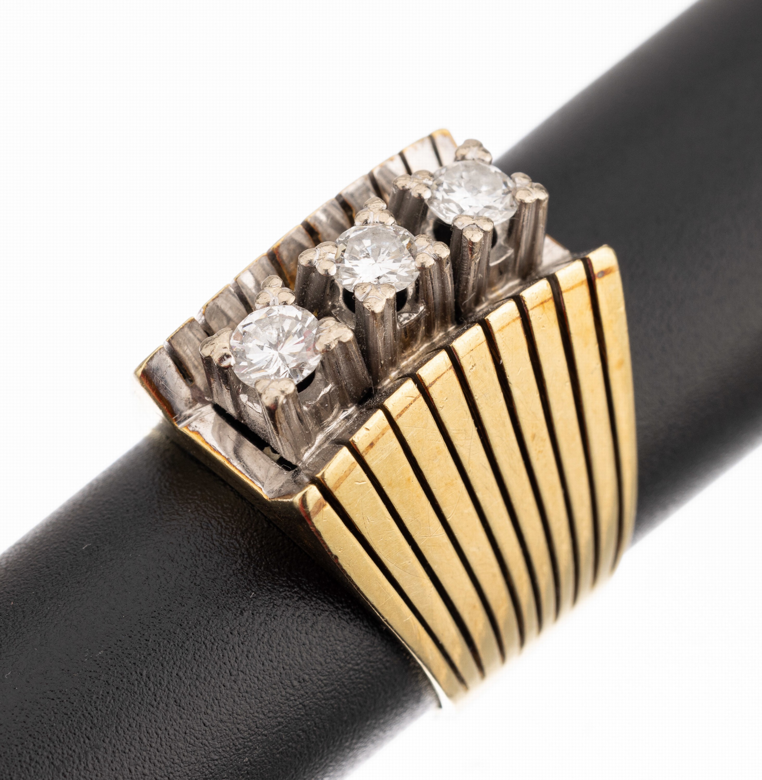 14 kt Gold Brillant-Ring, GG 585/000, 1970er Jahre, 3 Brillanten zus. ca. 0.75 ct Weiß/si, bez. Handarbeit, ca. 12.7 g, RW 56