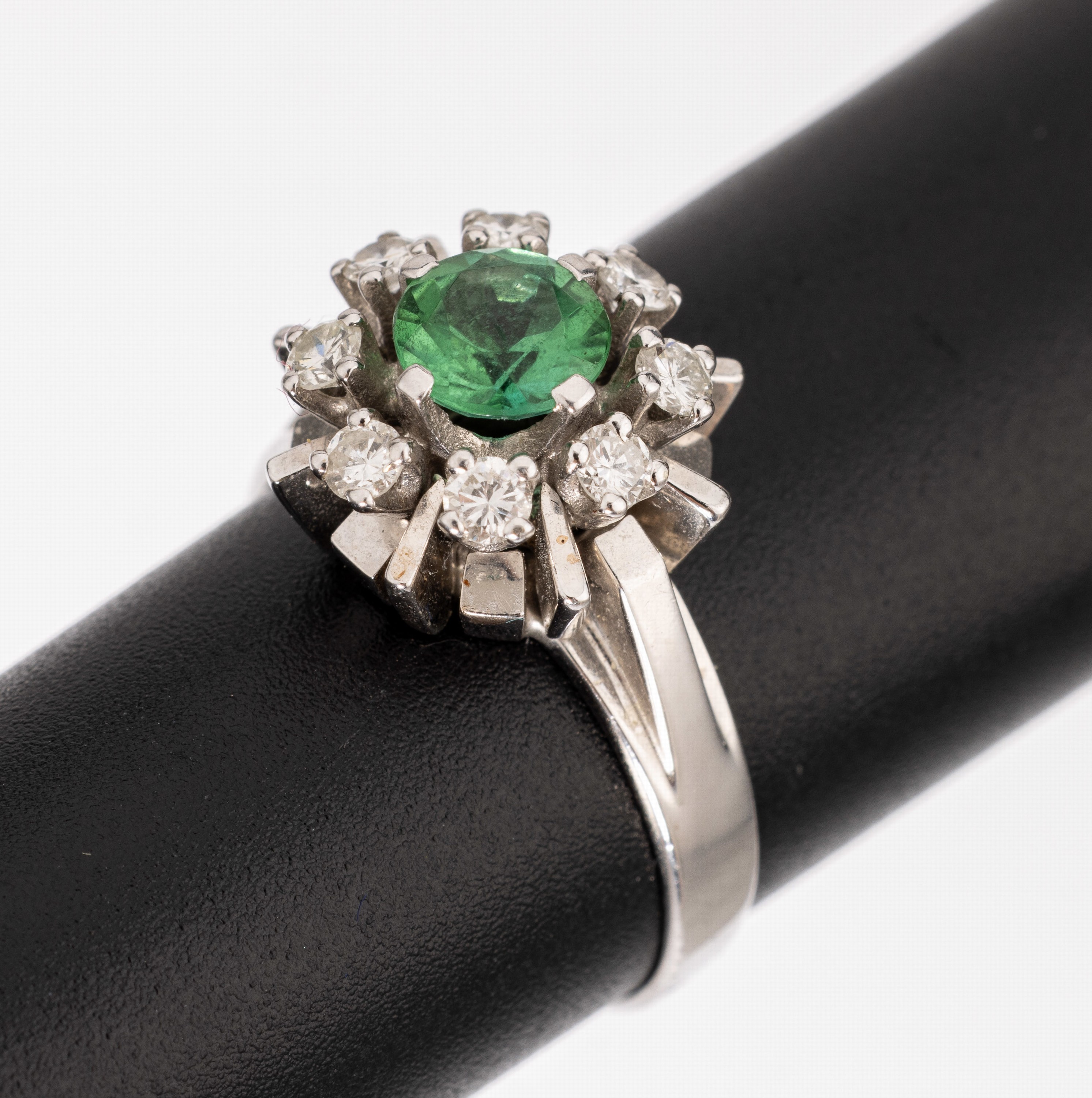 14 kt Gold Turmalin-Brillant-Ring, WG 585/000, rundfacett. Turmalin ca. 0.70 ct, 8 Brillanten zus. ca. 0.40 ct Weiß/si, ca. 6.1 g, RW 56