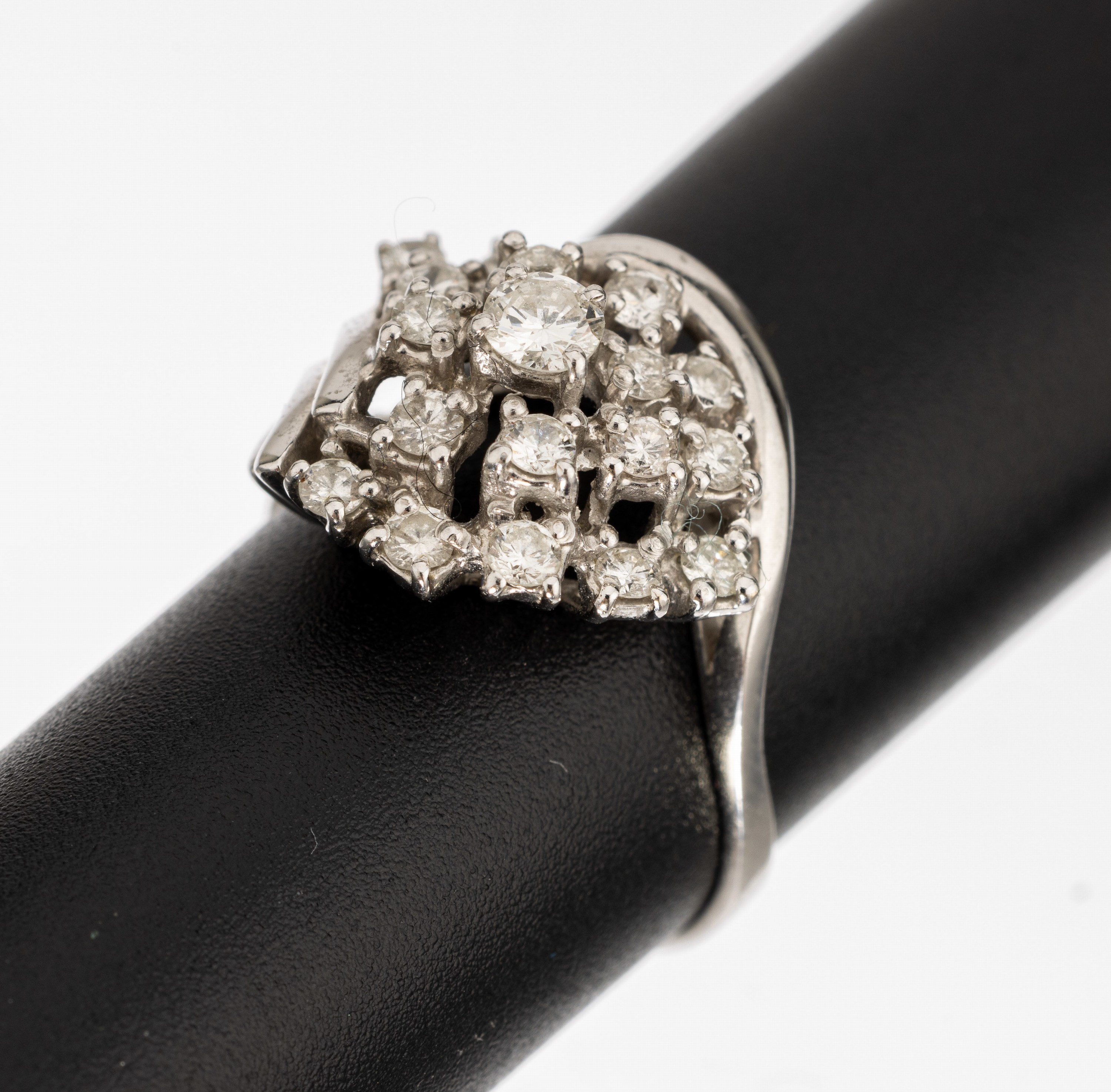 14 kt Gold Brillant-Ring, WG 585/000, 18 Brillanten zus. ca. 0.55 ct Weiß/si, ca. 4.2 g, RW 55.5