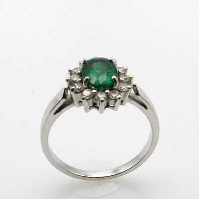26802291a - Ring mit Smaragd und Brillanten