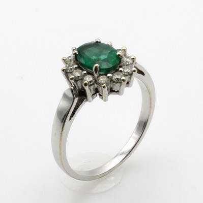 26802291b - Ring mit Smaragd und Brillanten