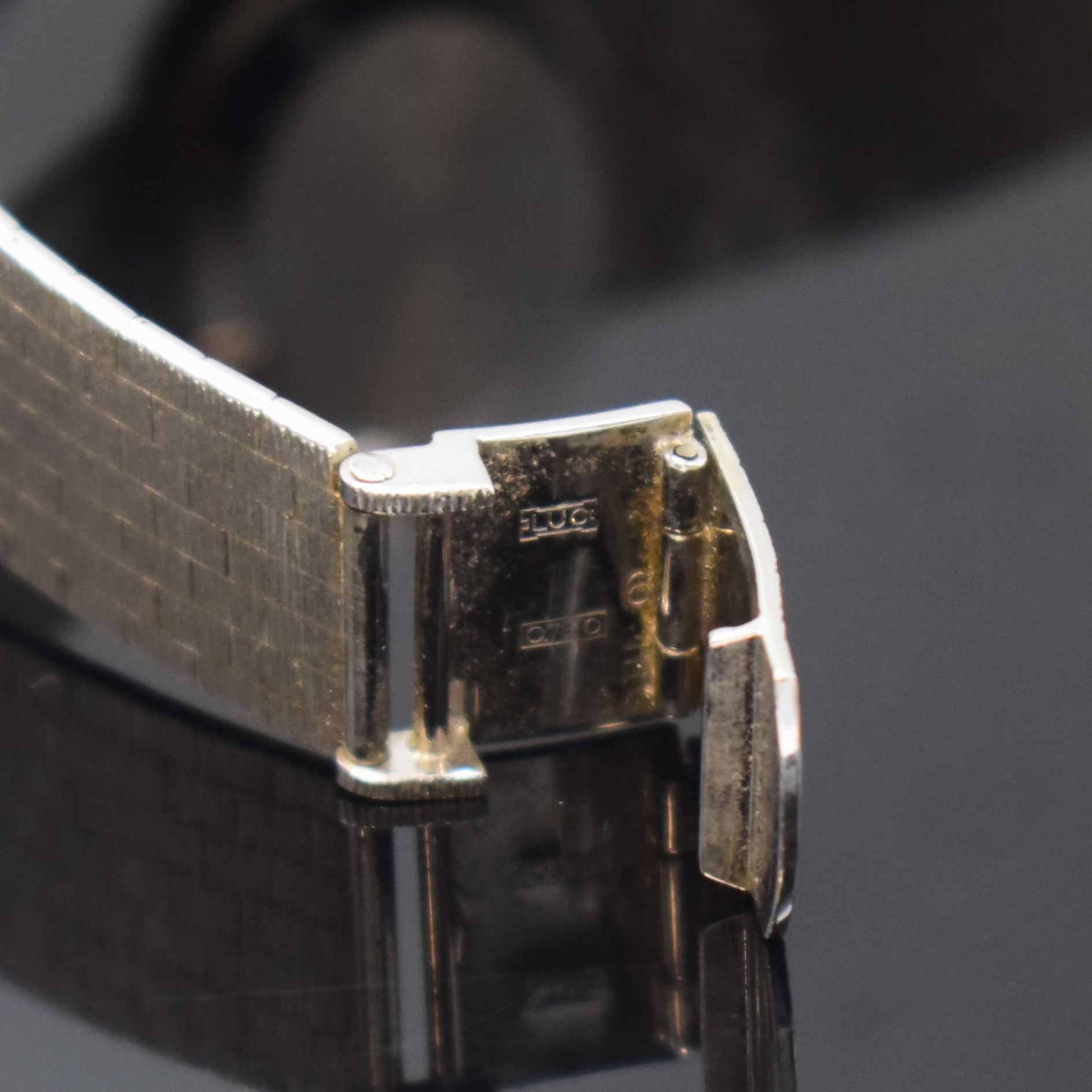 Detail b: CHOPARD Damenarmbanduhr in WG 750/000, Schweiz um 1965, Handaufzug, Boden aufgedr. Onyx-Zifferbl. m. silb. Zeiger, verg. Werk Kal. ETA 2512 m. ...
