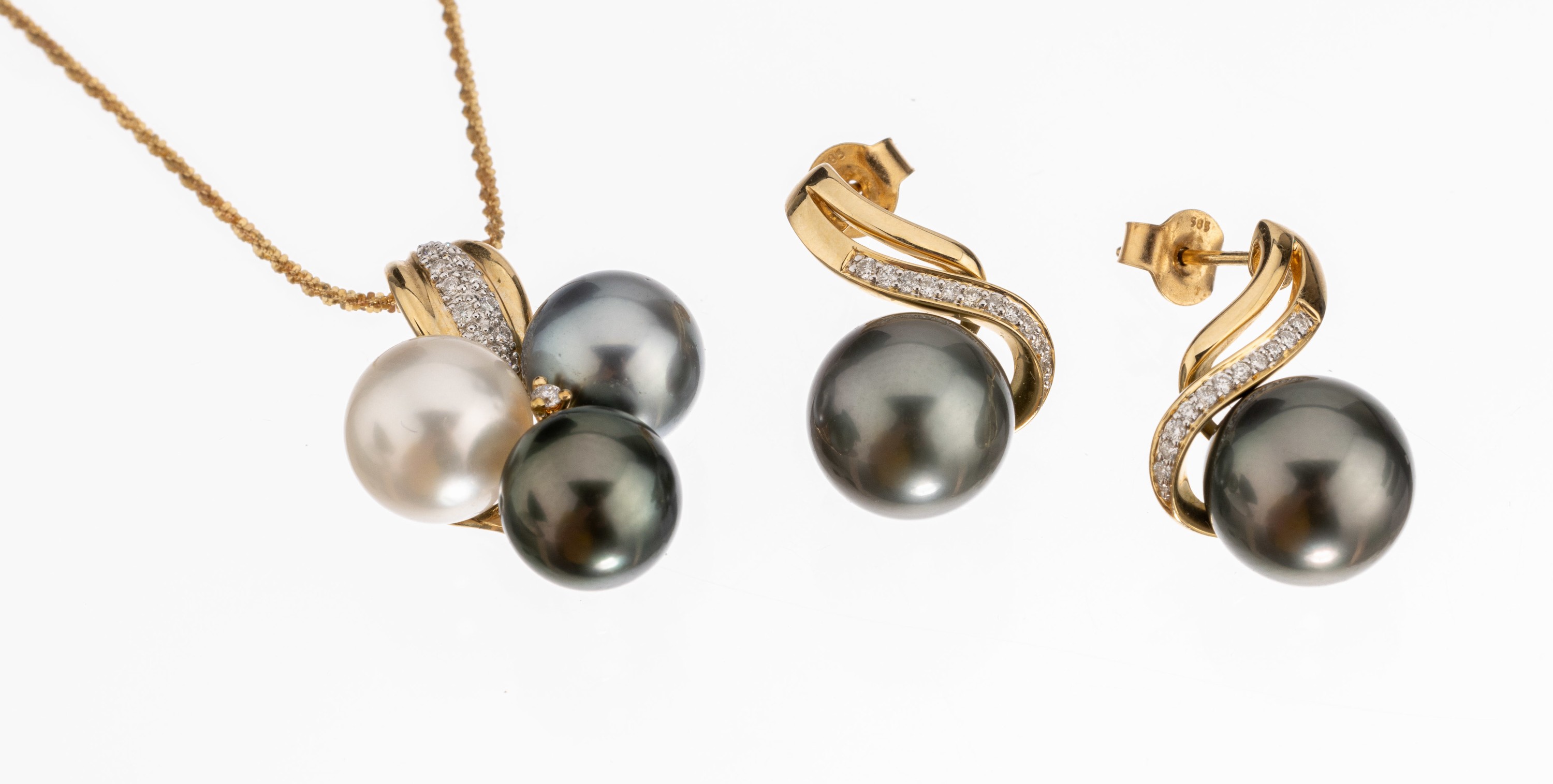 14 kt Gold Perl-Brillant-Schmuckset, GG 585/000, best. aus: Anhänger mit Kette und Paar Ohrstecker, 5 Tahiti- bzw. Südsee- Zuchtperlen mit weißem ...