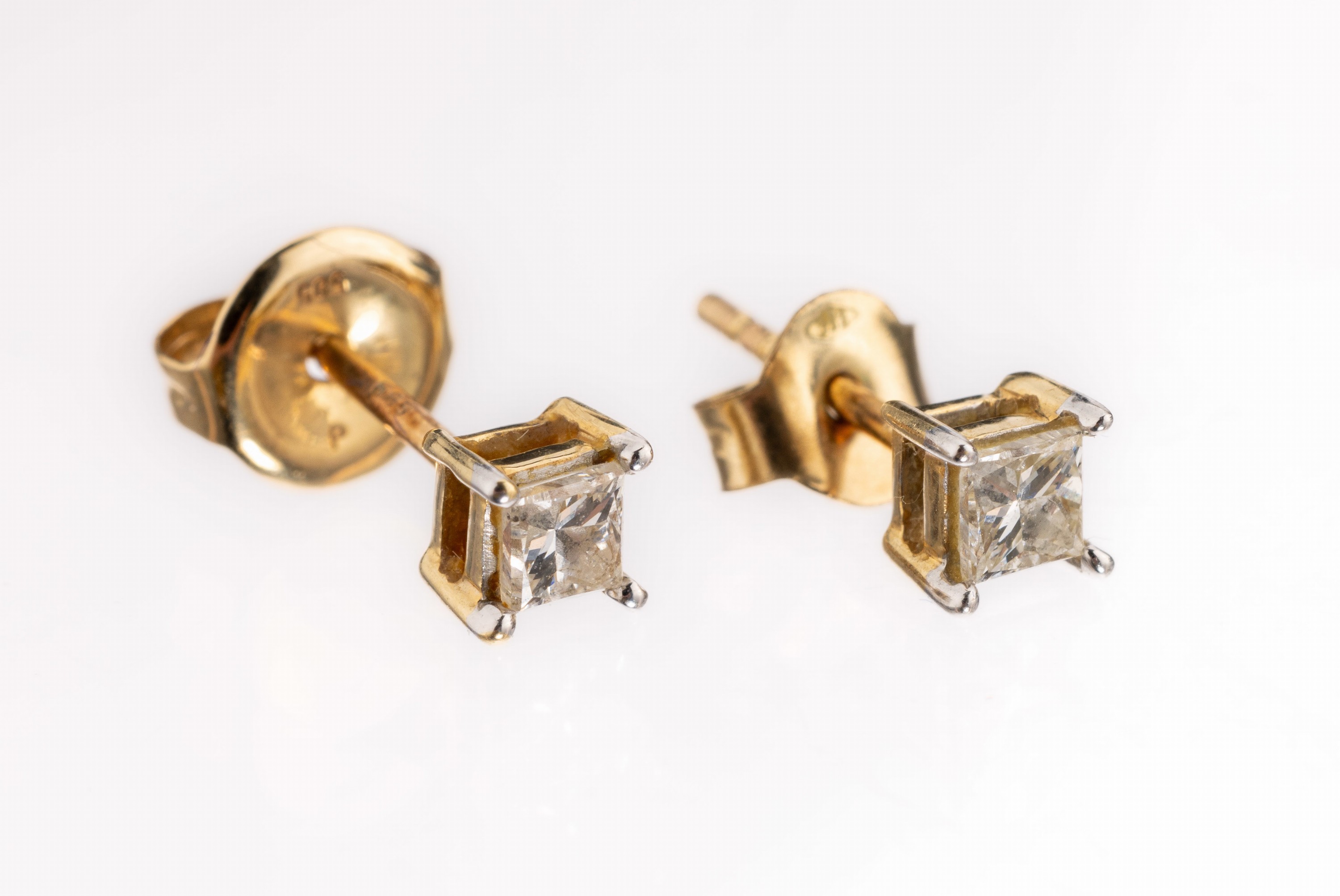 Paar 14 kt Gold Diamant-Ohrstecker, GG 585/000, 2 Diamant-Karree zus. ca. 0.30 ct Weiss/si, 1 Brisur nicht passend