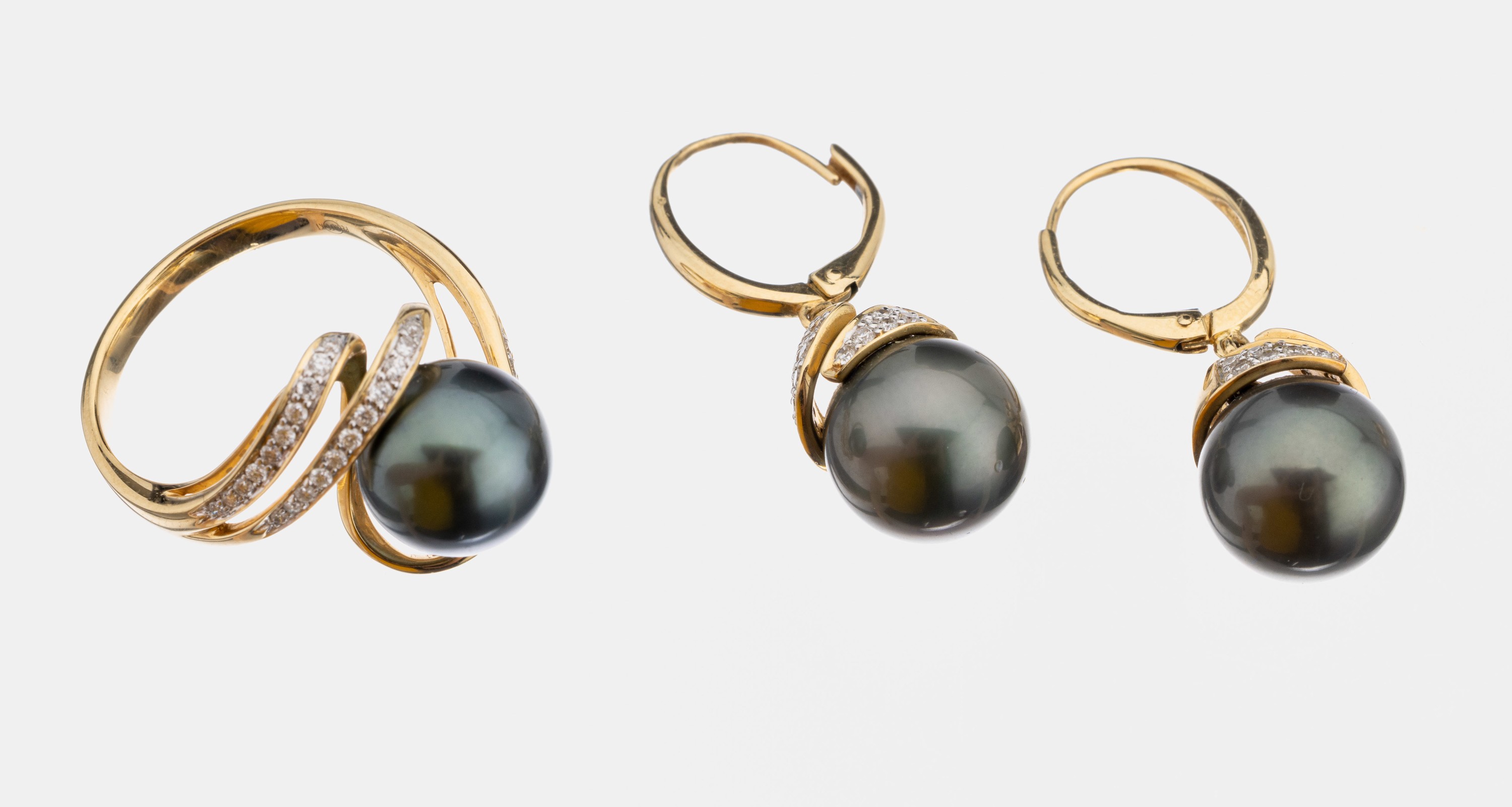 14 kt Gold Perl-Brillant-Schmuckset, GG 585/000, best. aus: Ring und Paar Ohrgehänge, 3 dunkelgraue Zuchtperlen D. ca. 10.2 - 10.5 mm, nat. ...
