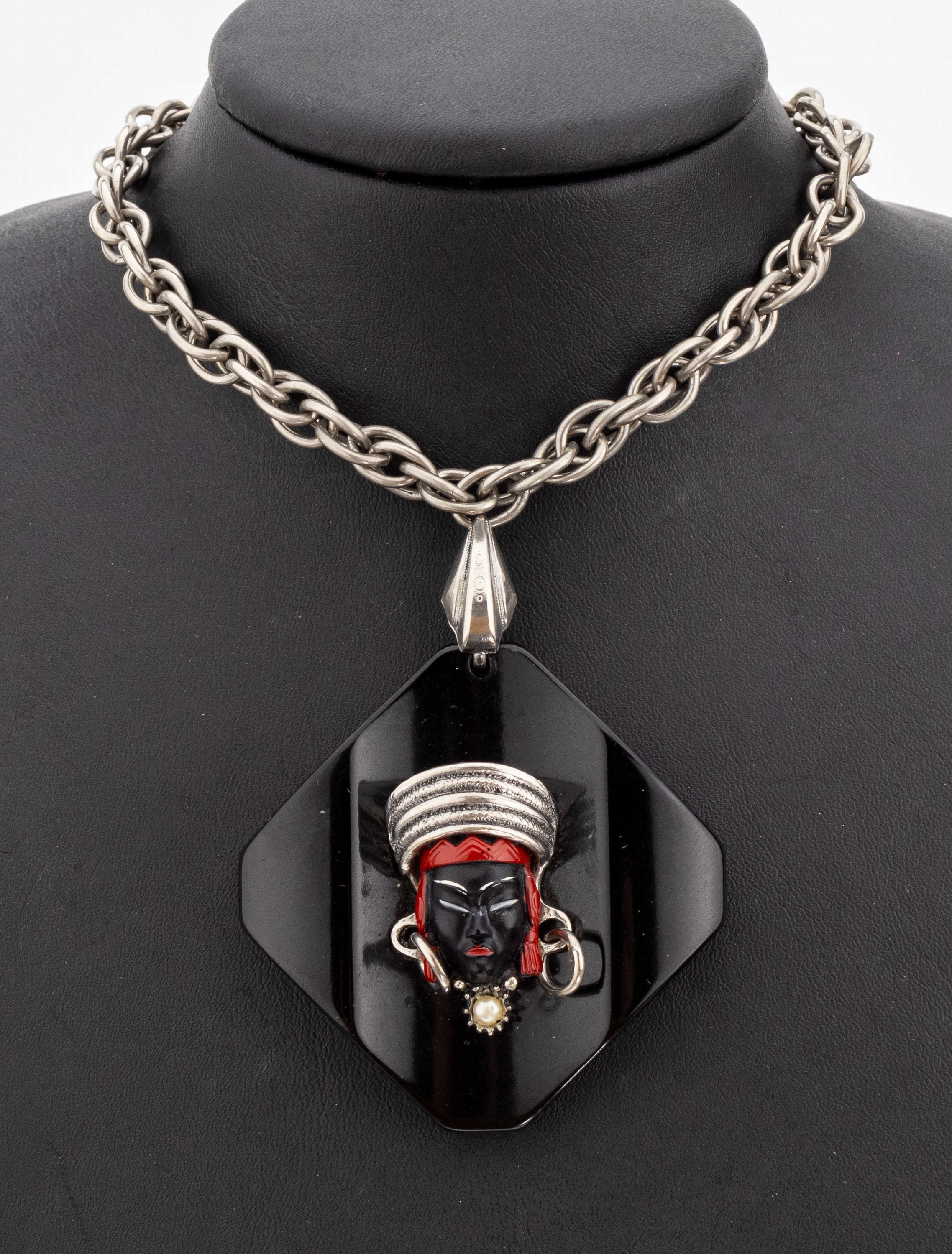 SELRO Collier, USA um 1960, Mittelteil schwarzes Bakelit, aufgelegter Kopf mit schwarzem und rotem Email, L. ca. 43.5 cm, Klappverschluss sek., ...