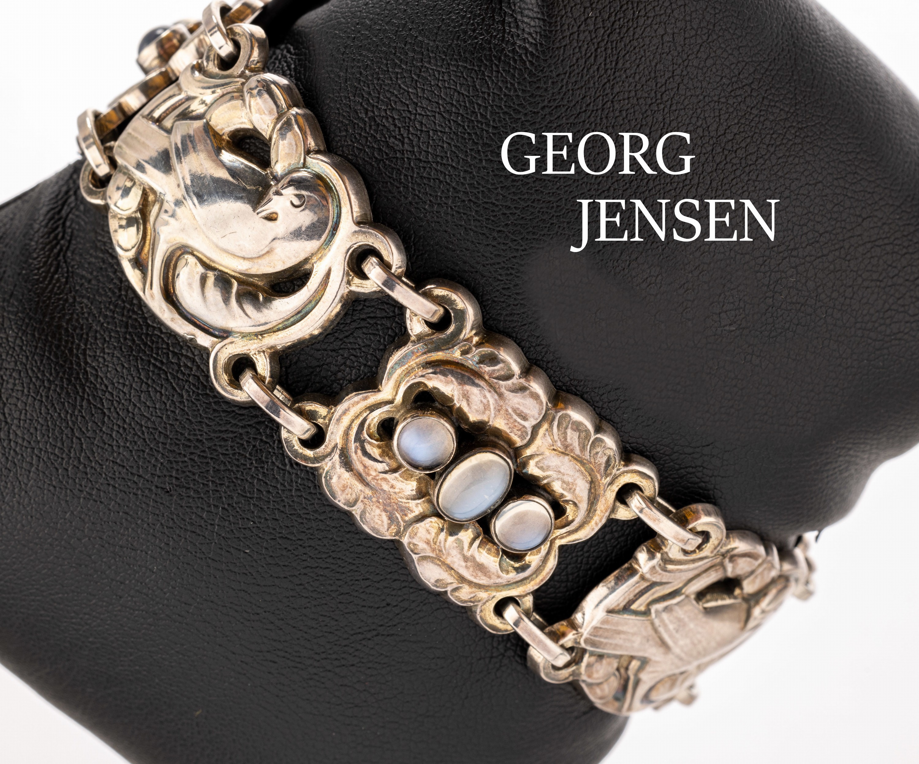 GEORG JENSEN Mondstein-Armband, 925er Silber, Dänemark nach 1945, Modell Nr. 14, Design Georg Jensen, 3 Glieder floral mit Mondsteincabochons, 3 ...
