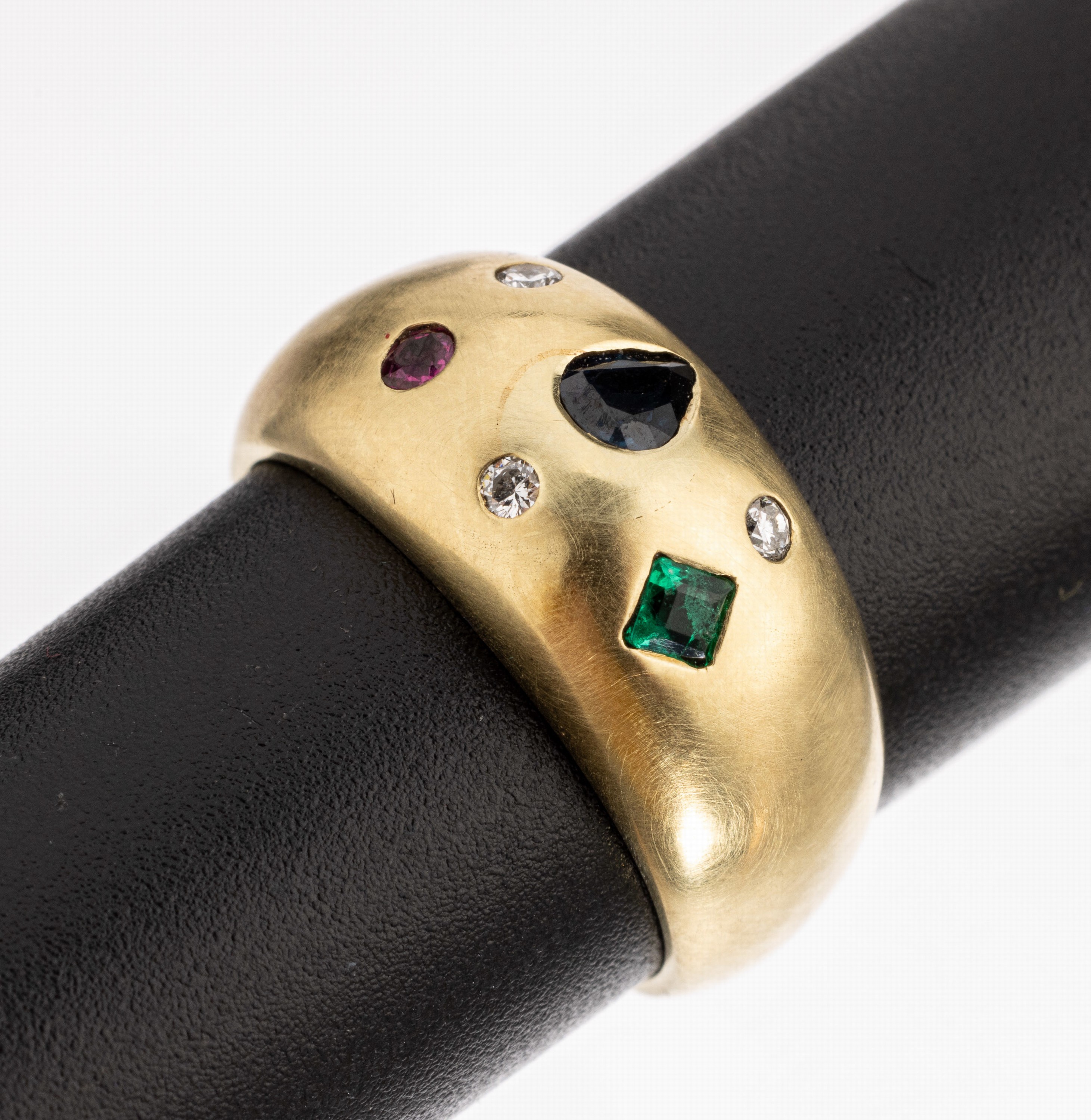 14 kt Gold Brillant-Farbstein-Ring, GG 585/000, 3 Brillanten zus. ca. 0.06 ct Weiss/si, 1 Saphirtropfen, 1 Smaragd-Carree und1 rundfacett. Rubin ...