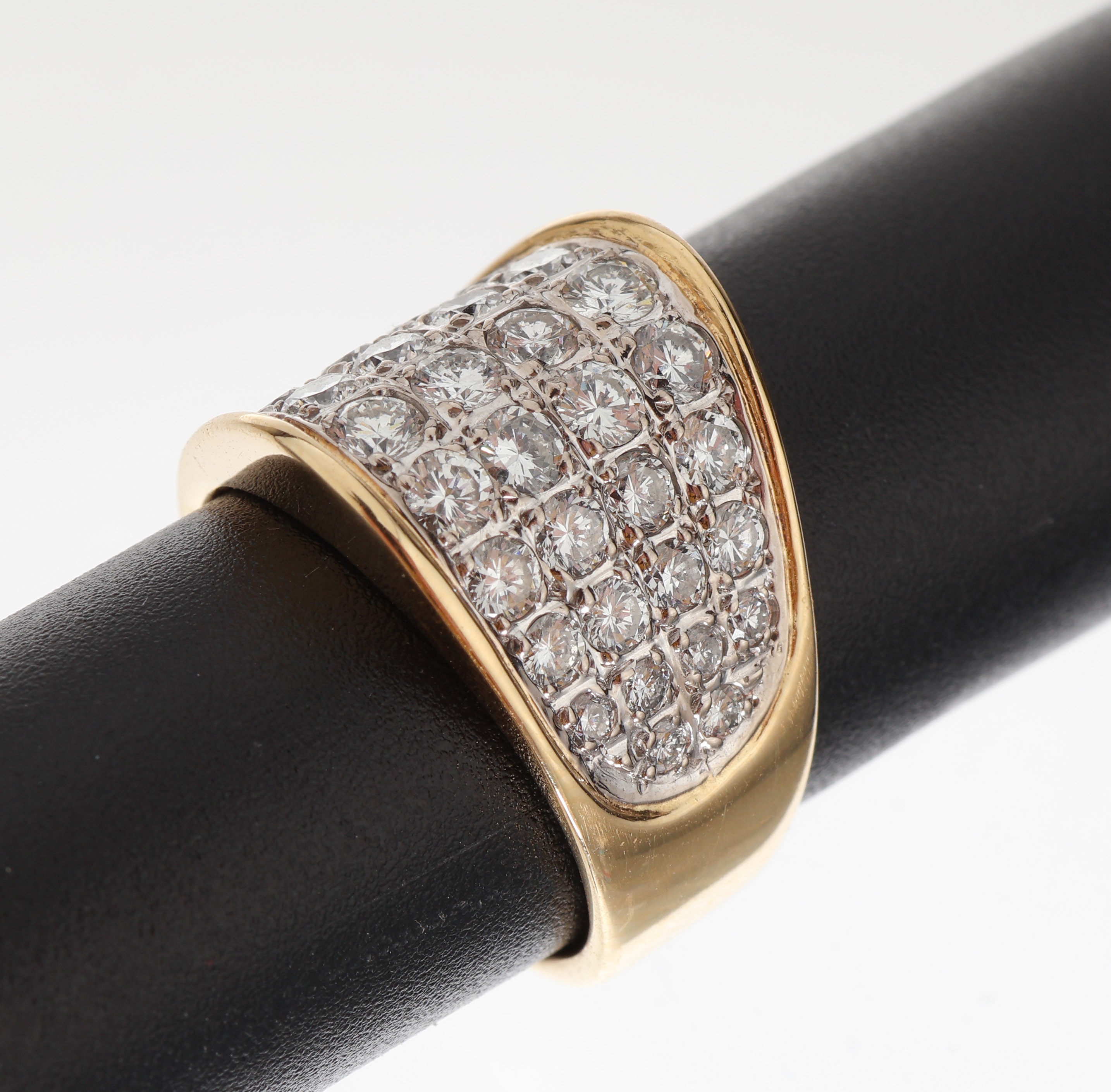 18 kt Gold Brillant-Ring, GG/WG 750/000, 40Brillanten zus. ca. 1.54 ct Weiss/vs-si, RW 51, ca. 8.4 g