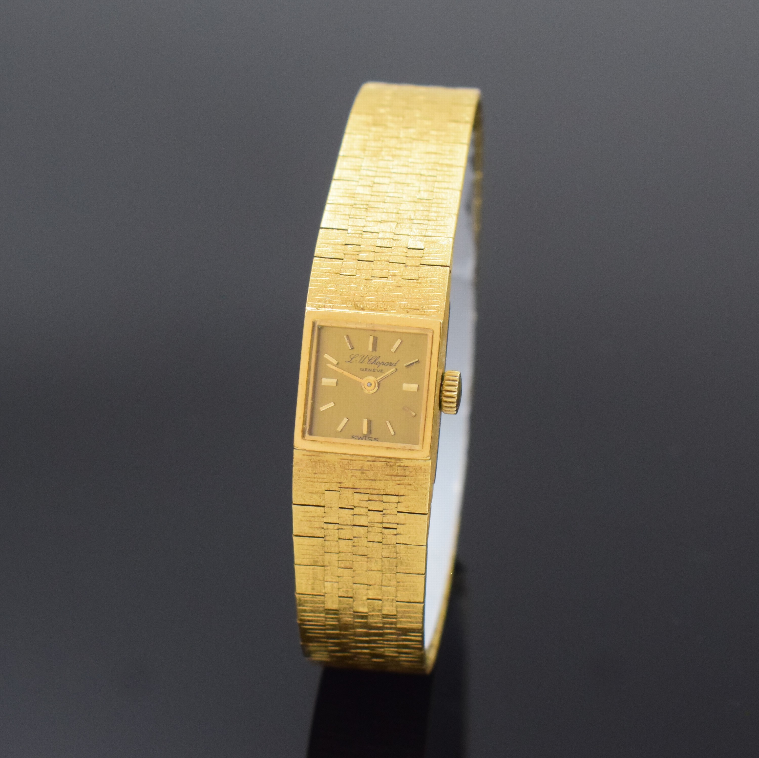 CHOPARD Damenarmbanduhr in GG 750/000, Schweiz um 1970, Handaufzug, Boden aufgedr., gold. Zifferbl. m. aufgel. Std.-Ind., gold. Zeiger, verg. Werk ...