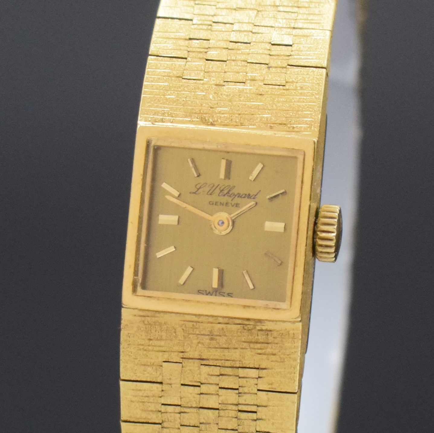 Detail a: CHOPARD Damenarmbanduhr in GG 750/000, Schweiz um 1970, Handaufzug, Boden aufgedr., gold. Zifferbl. m. aufgel. Std.-Ind., gold. Zeiger, verg. Werk ...