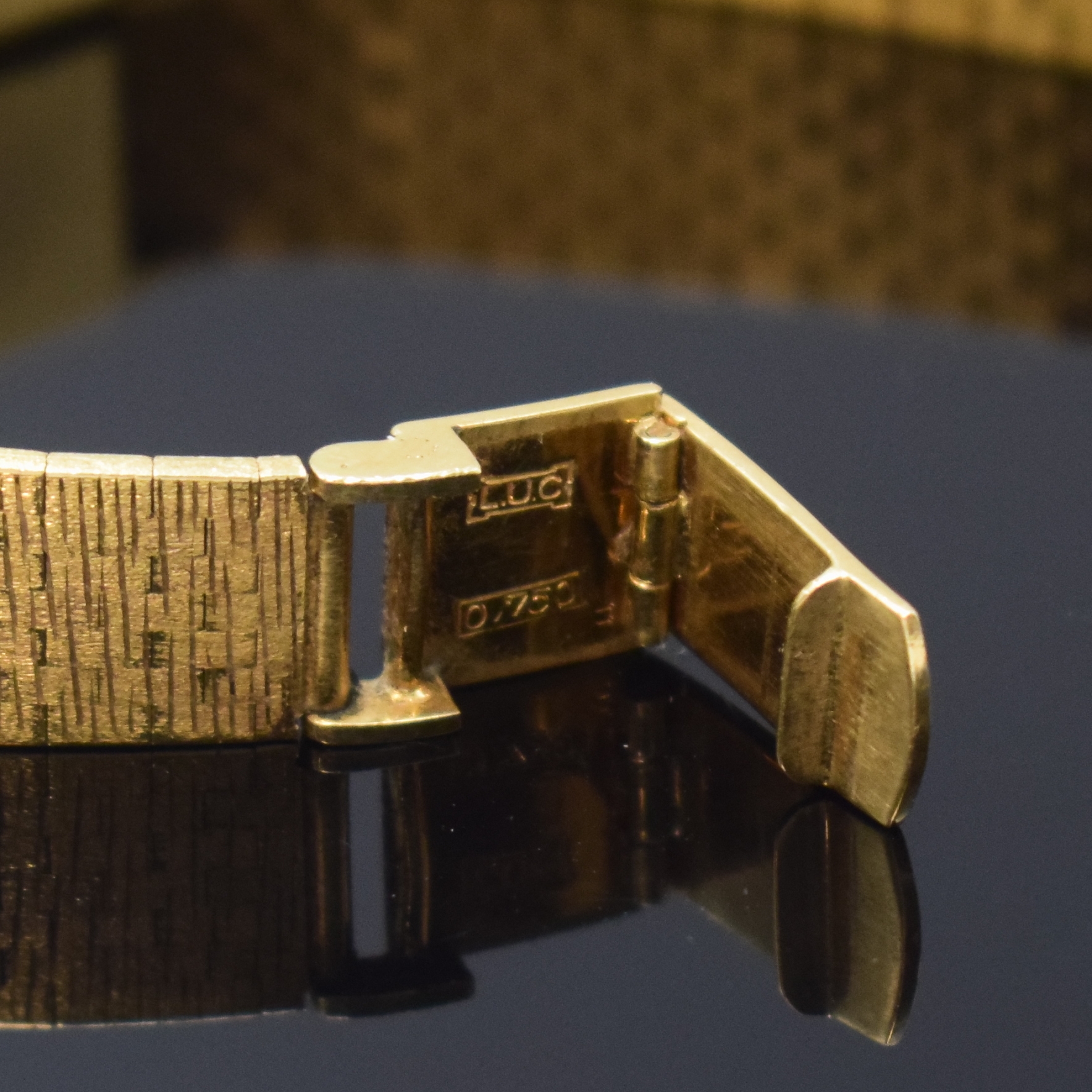 Detail b: CHOPARD Damenarmbanduhr in GG 750/000, Schweiz um 1970, Handaufzug, Boden aufgedr., gold. Zifferbl. m. aufgel. Std.-Ind., gold. Zeiger, verg. Werk ...