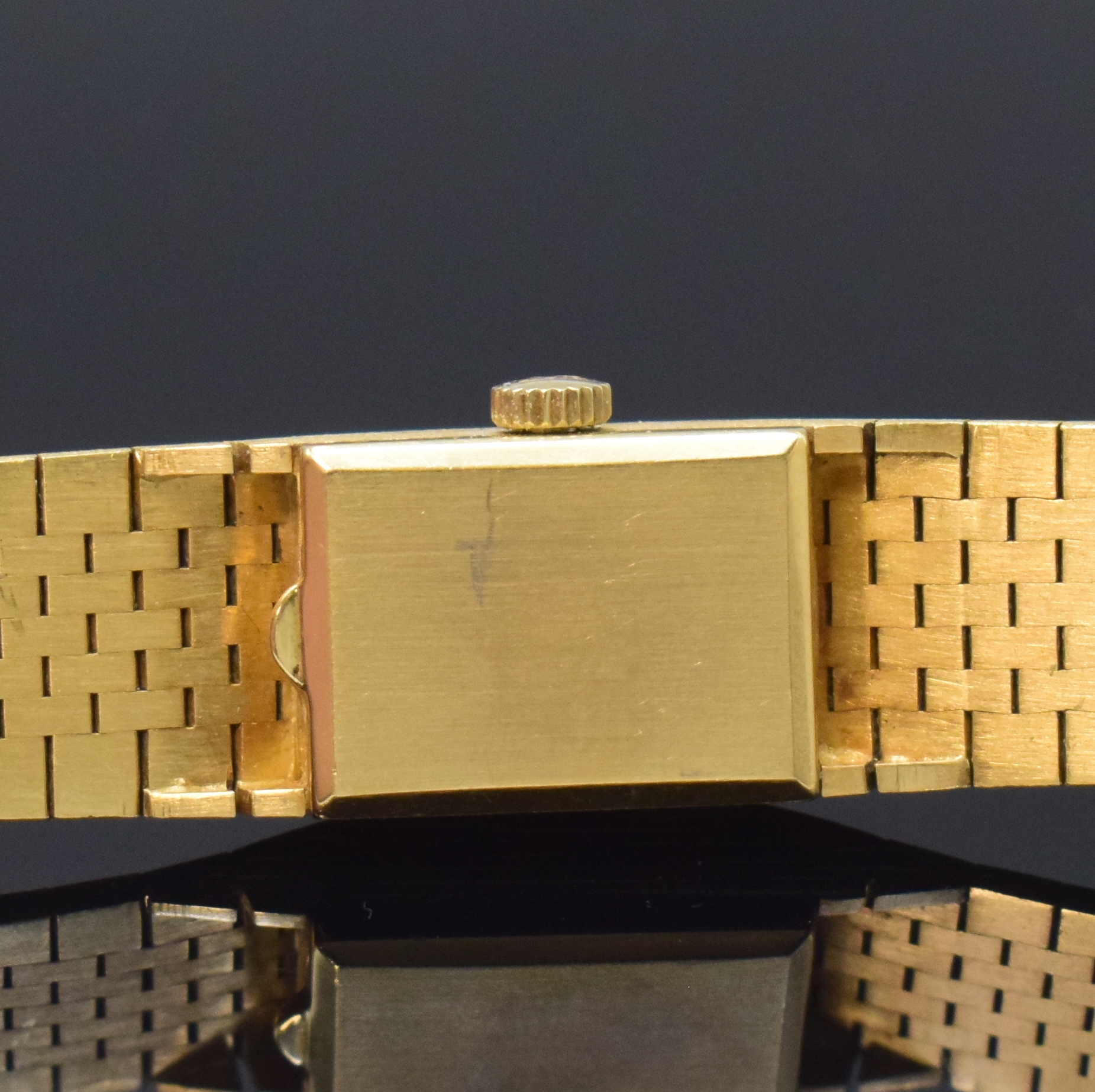 Detail d: CHOPARD Damenarmbanduhr in GG 750/000, Schweiz um 1970, Handaufzug, Boden aufgedr., gold. Zifferbl. m. aufgel. Std.-Ind., gold. Zeiger, verg. Werk ...